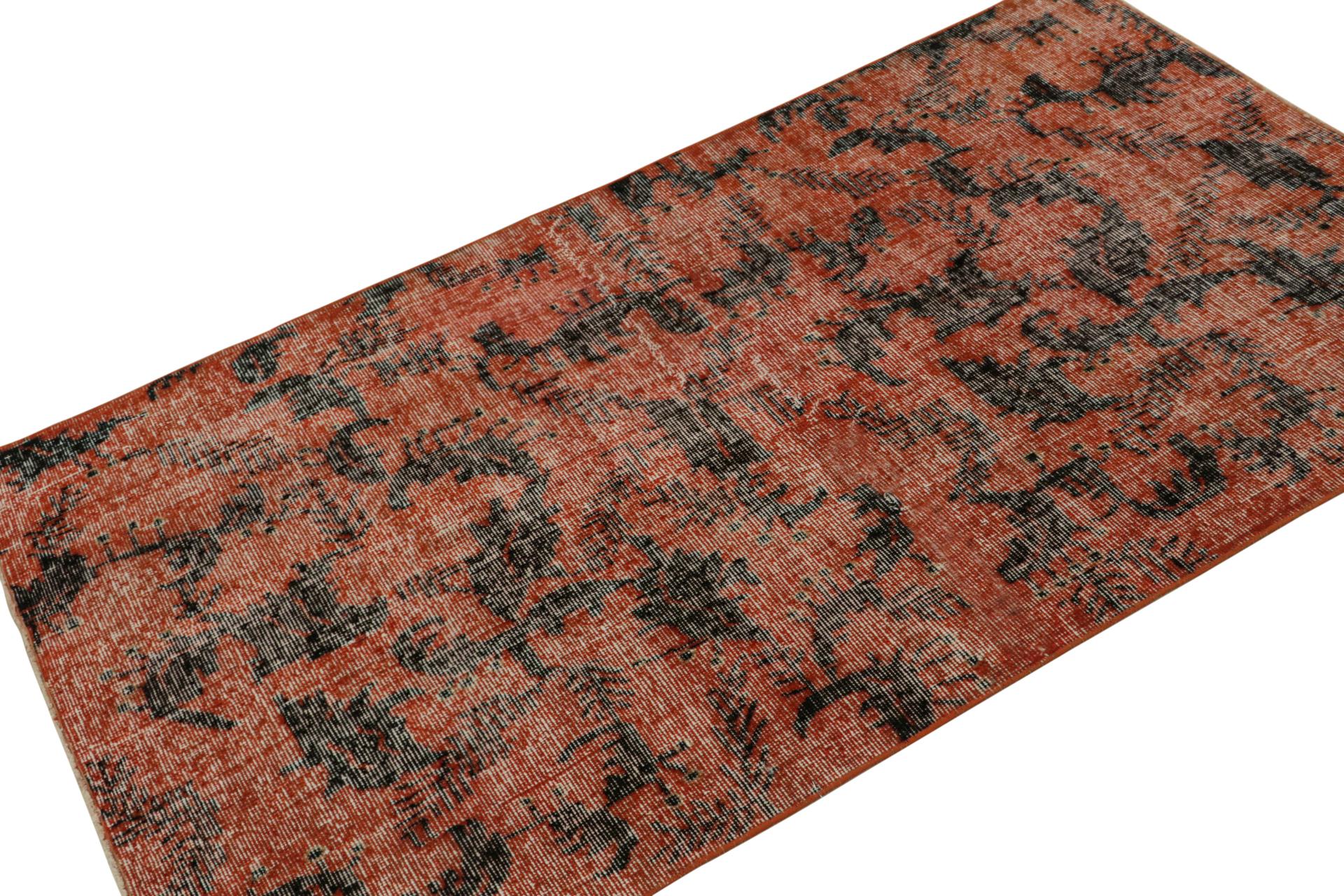 Dieser handgeknüpfte Art-Déco-Teppich im Format 4x6 aus Wolle, ca. 1960-1970, ist ein Neuzugang in der Rug & Kilim Collection'S. Diese Linie ist eine Gedenkveranstaltung, mit seltenen Kurationen des multidisziplinären türkischen Designers Zeki