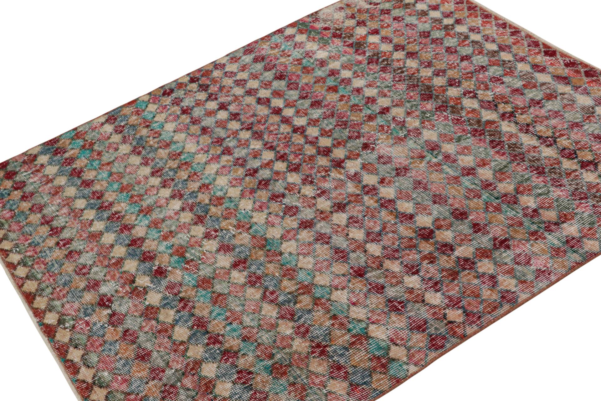 Dieser handgeknüpfte Art-Déco-Teppich im Format 4x5 aus Wolle (ca. 1960-1970) ist eine Interpretation des Art-Déco und des Kubismus aus der Mitte des Jahrhunderts, mit Zeki Murens begehrtem Sinn für spielerische Farben und Bewegung.

Über das