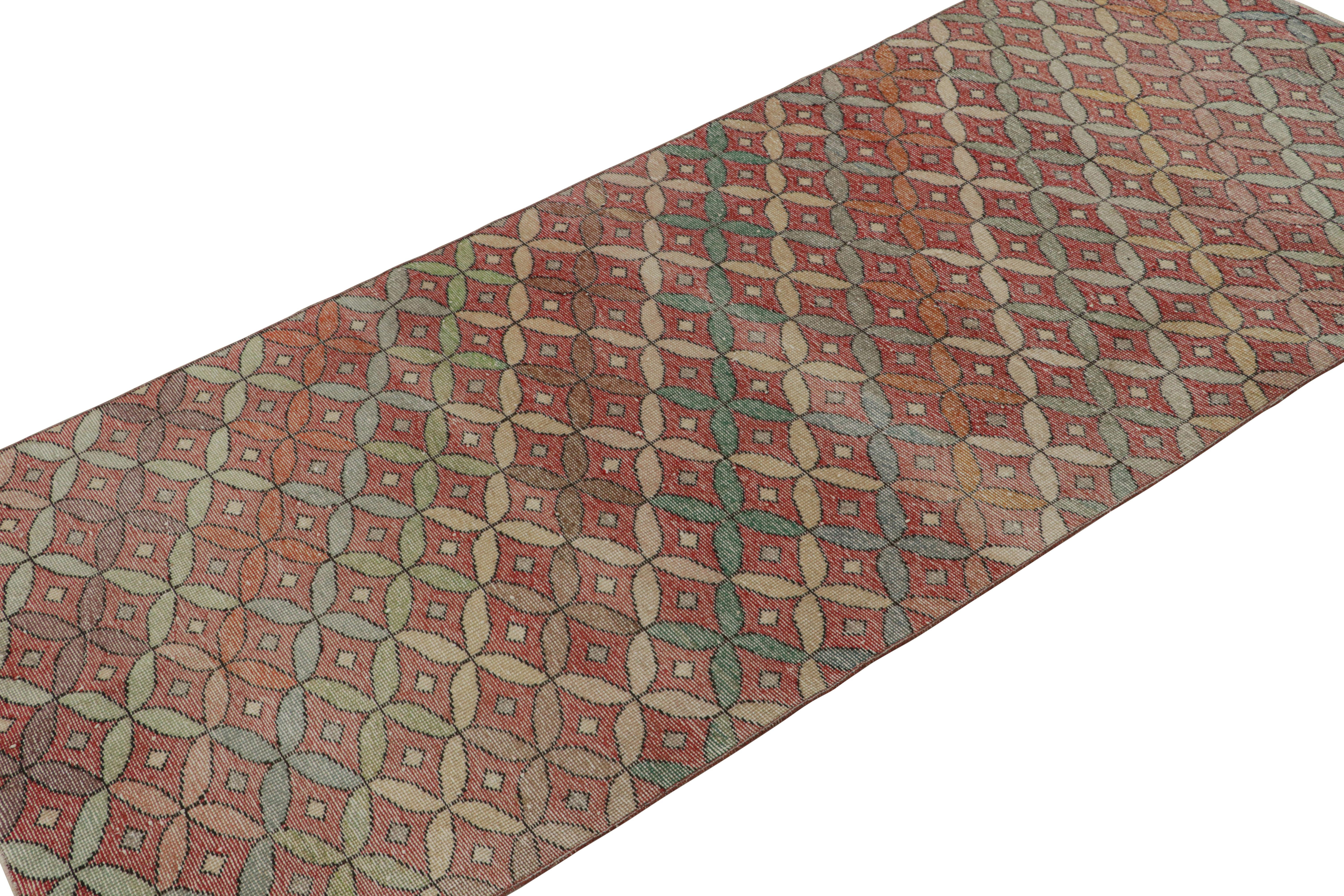 Annodato a mano in lana, questo tappeto vintage 3x8 Zeki Múren, proveniente da Turley, circa 1960-1970, è caratterizzato da un rosso mattone che sottolinea un traliccio di motivi geometrici in tonalità vivaci e colorate. 

Sul design:

Gli