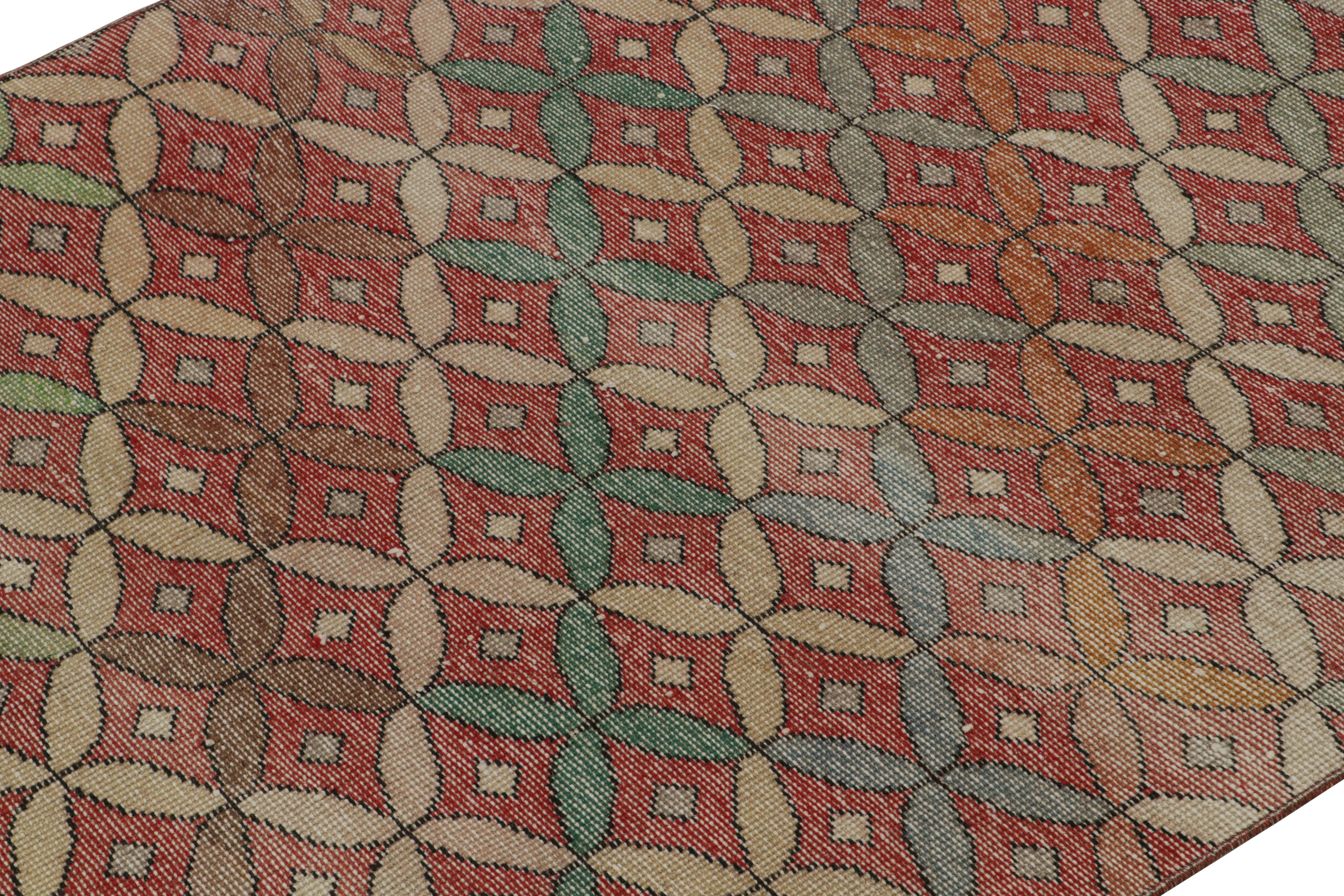 Turco Tappeto vintage Zeki Müren Art Deco Runner in rosso con tralicci, da Rug & Kilim in vendita