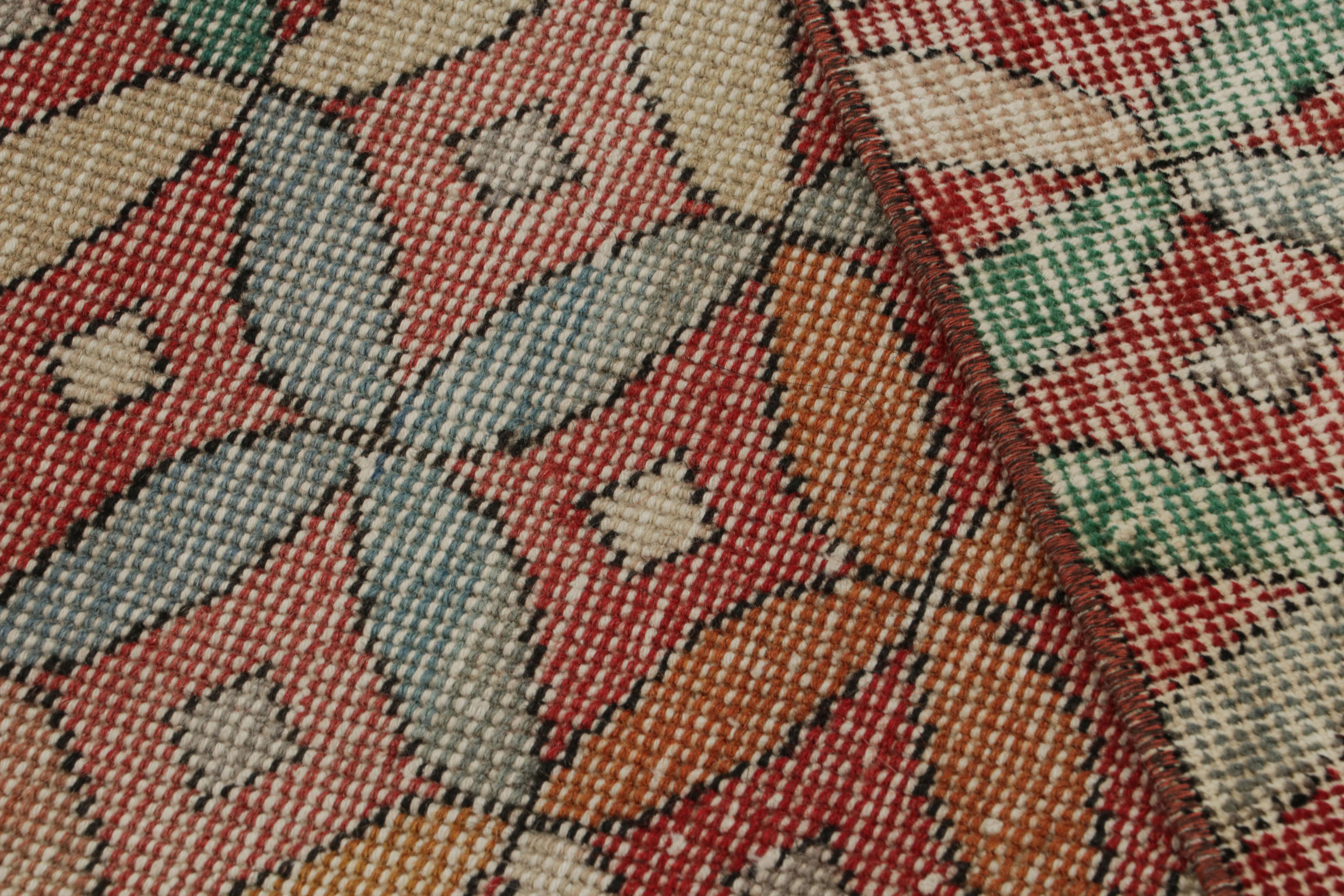 Metà XX secolo Tappeto vintage Zeki Müren Art Deco Runner in rosso con tralicci, da Rug & Kilim in vendita