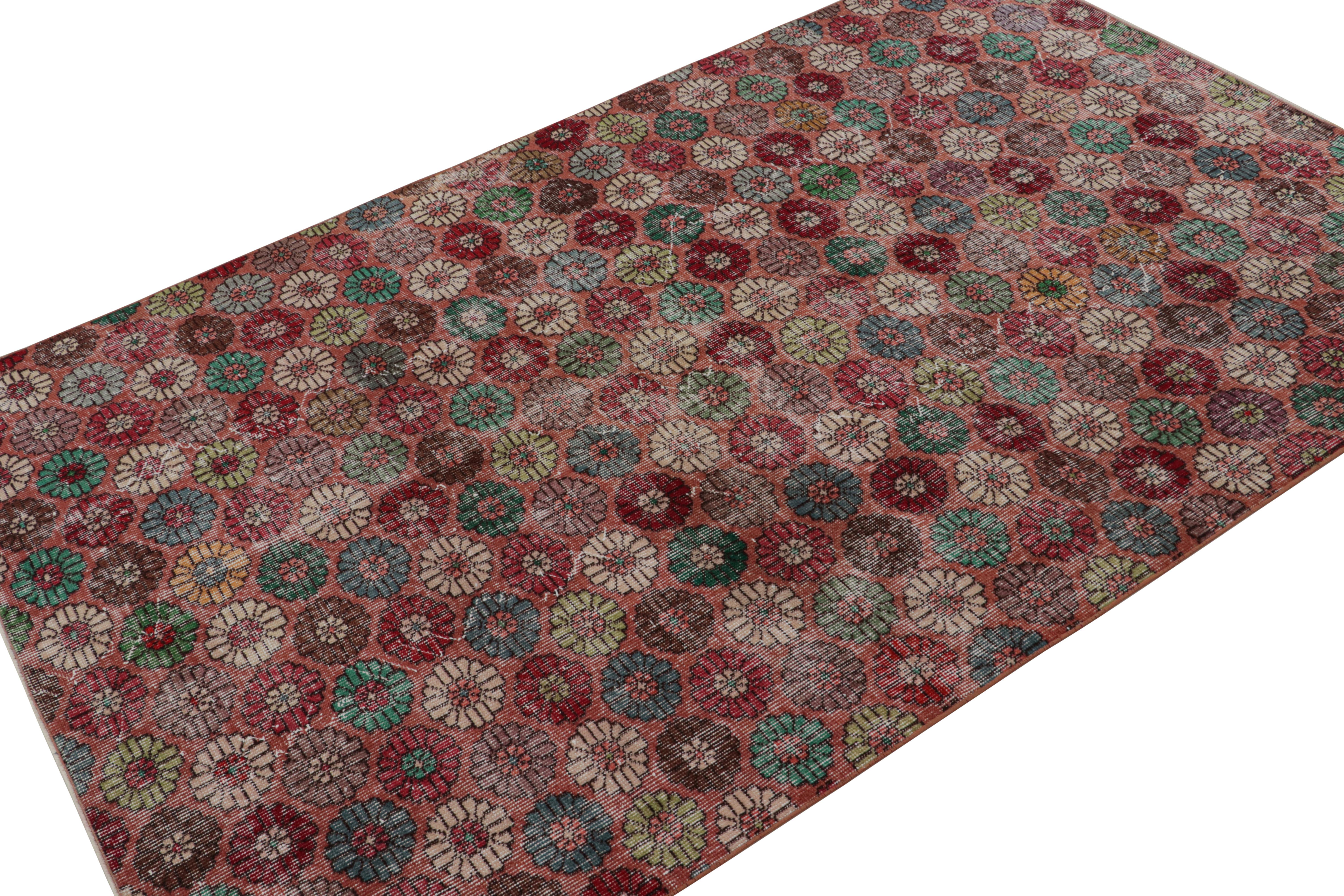 Dieser handgeknüpfte Art-Déco-Teppich im Format 5x7 aus Wolle, ca. 1960-1970, ist eine neue Ergänzung der Rug & Kilim Collection. Diese Linie ist ein Gedenken, mit seltenen Kurationen, die unserer Meinung nach von dem multidisziplinären türkischen
