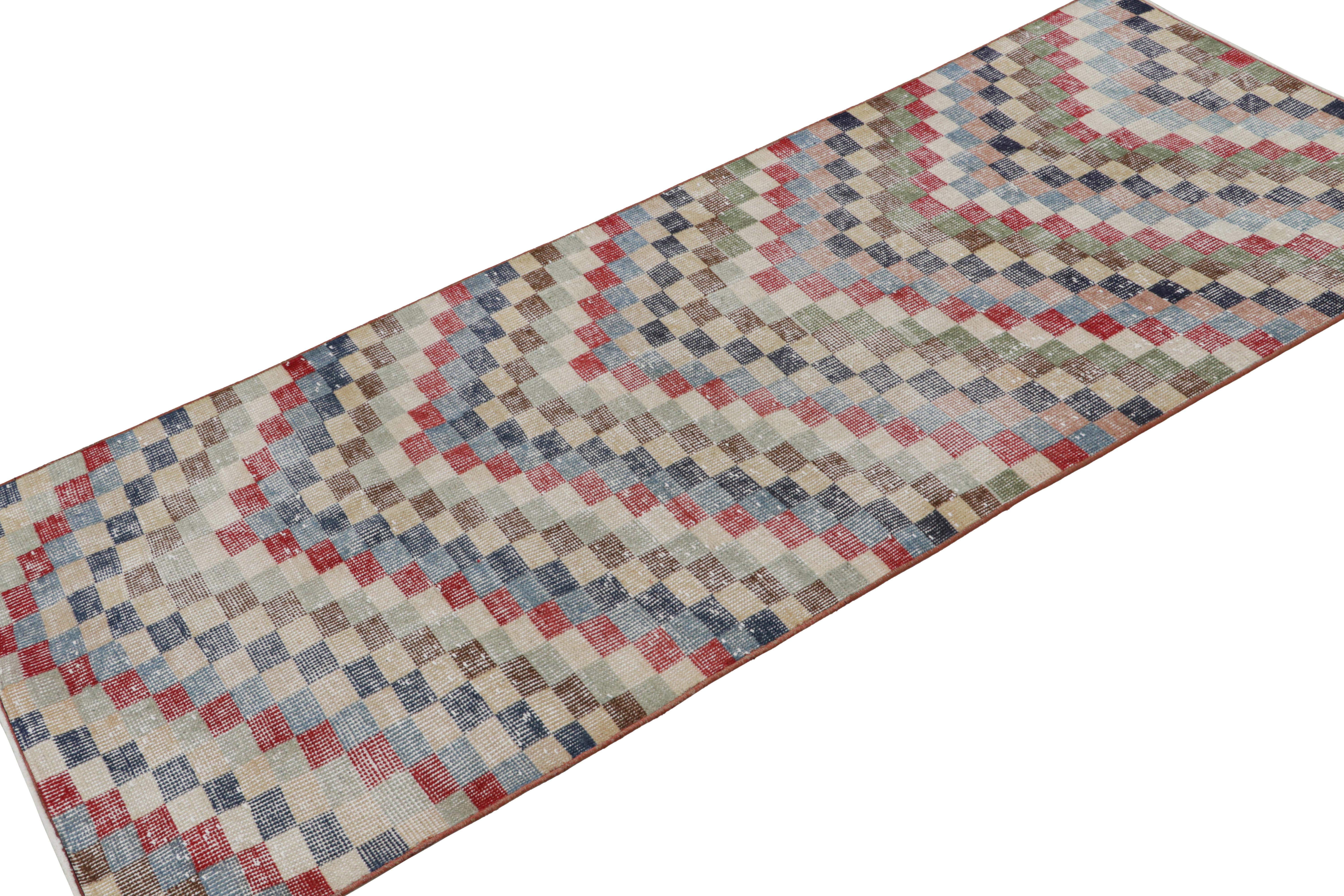 Dieser handgeknüpfte Art-Déco-Teppich (3x7) aus Wolle, ca. 1960-1970, ist eine neue Ergänzung der Rug & Kilim Collection. Diese Linie ist ein Gedenken, mit seltenen Kurationen, die unserer Meinung nach von dem multidisziplinären türkischen Designer