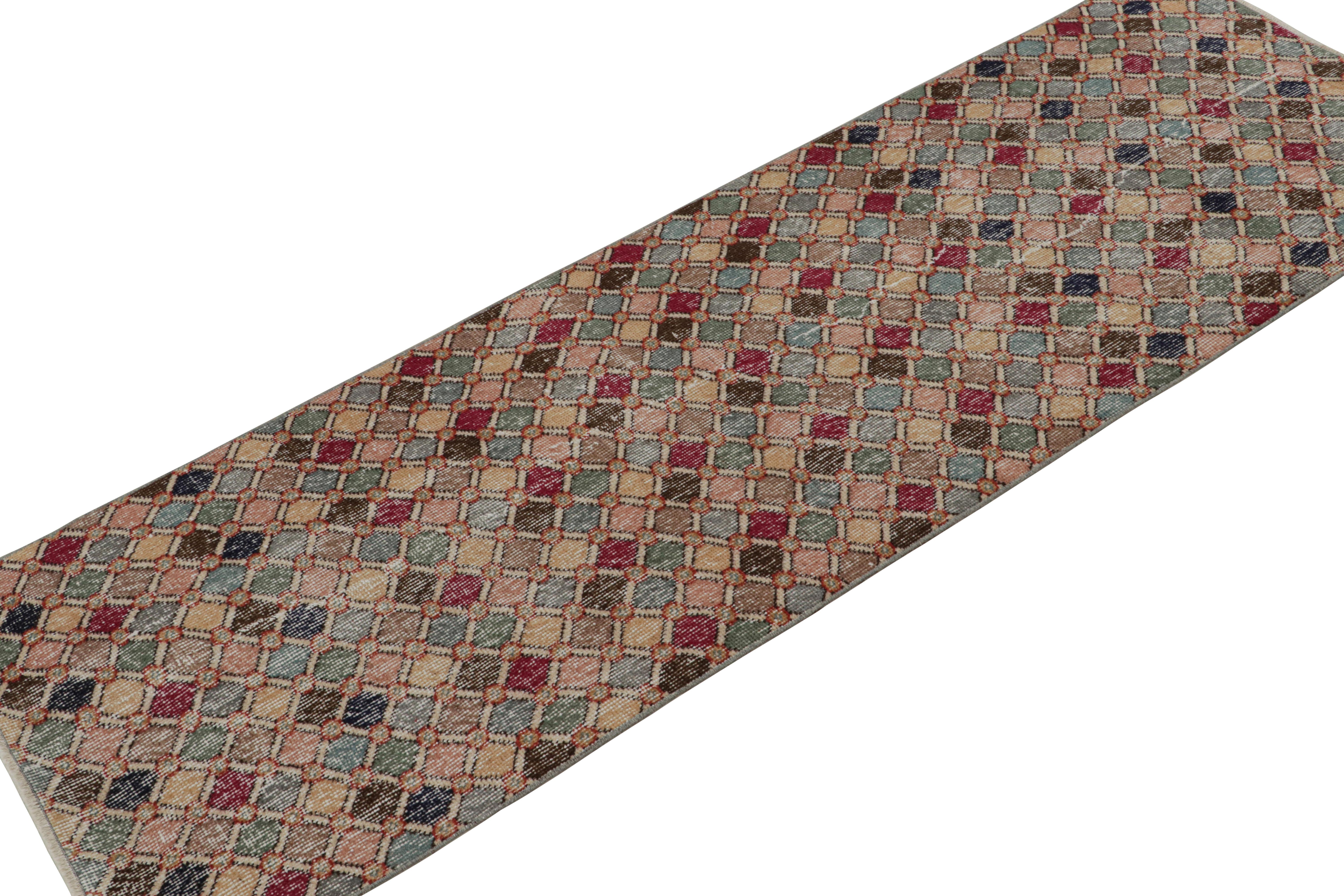 Dieser handgeknüpfte Art-Déco-Teppich 2x7 aus Wolle, ca. 1960-1970, ist ein Neuzugang in der Rug & Kilim Collection. Diese Linie ist ein Gedenken, mit seltenen Kurationen, die unserer Meinung nach von dem multidisziplinären türkischen Designer Zeki