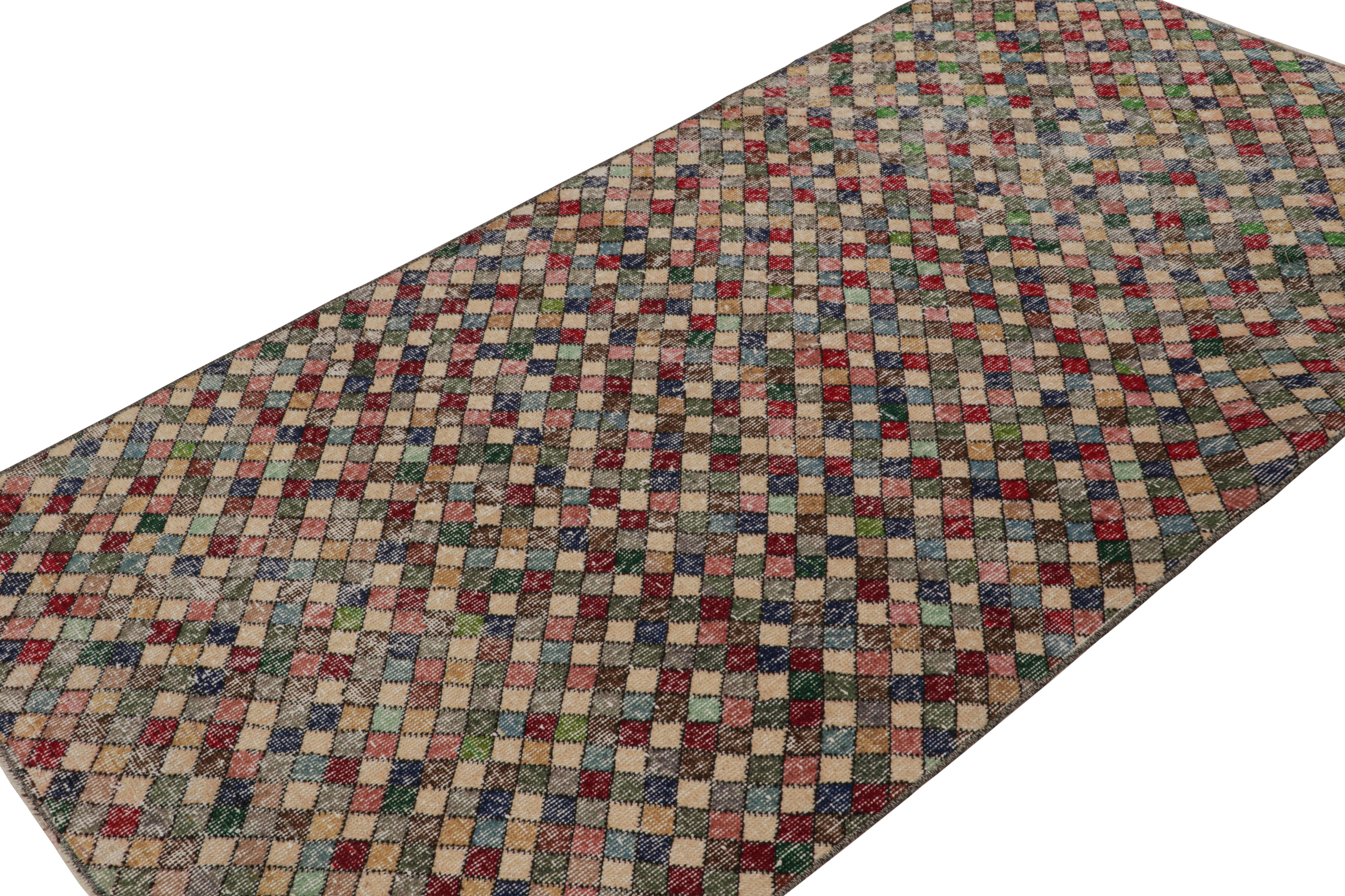Dieser handgeknüpfte Art-Déco-Teppich 4x7 aus Wolle, ca. 1960-1970, ist eine neue Ergänzung der Rug & Kilim Collection. Diese Linie ist ein Gedenken, mit seltenen Kurationen, die unserer Meinung nach von dem multidisziplinären türkischen Designer