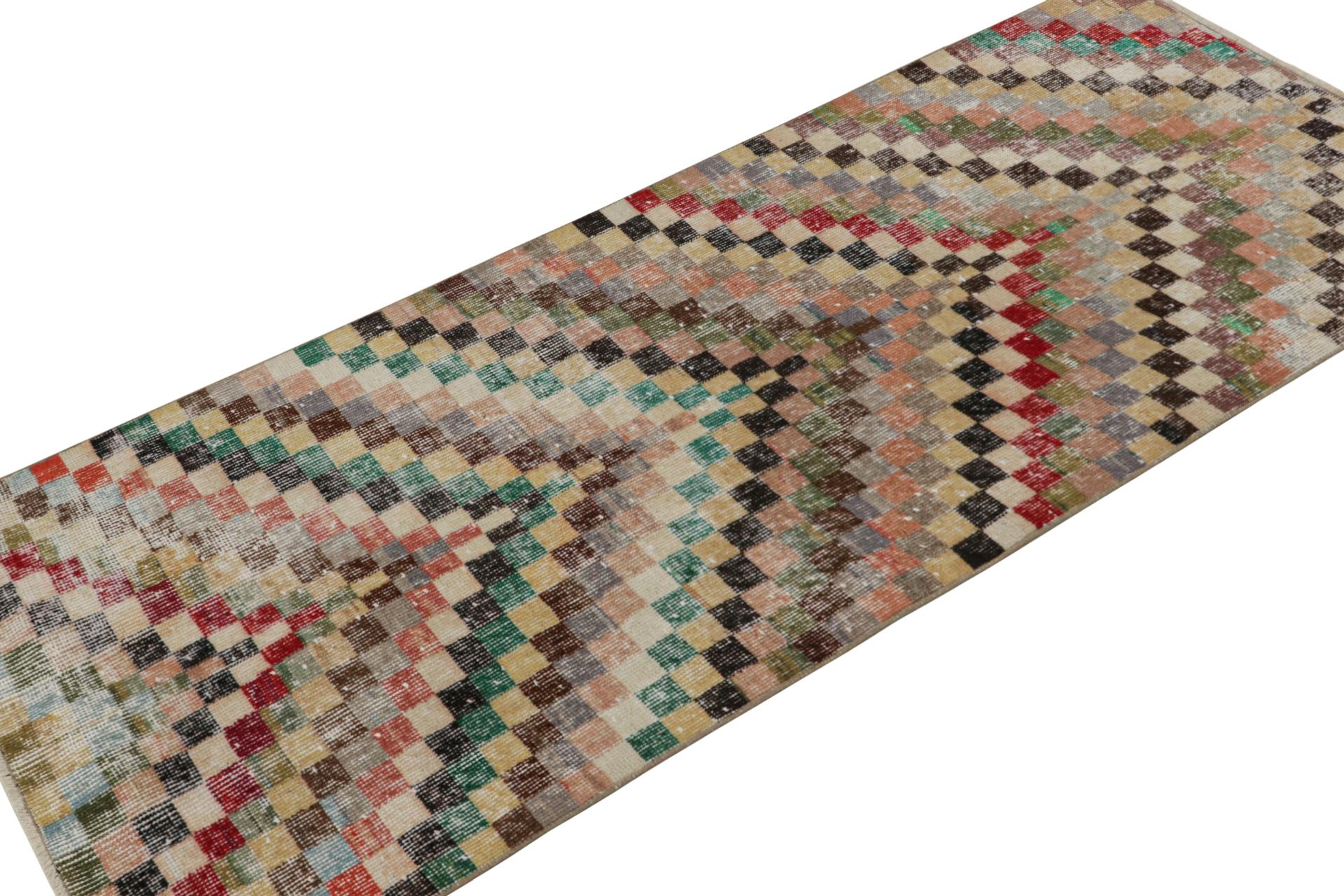 Dieser handgeknüpfte Art-Déco-Teppich (2x6) aus Wolle, ca. 1960-1970, ist eine Anlehnung an Art-Déco und kubistische Elemente aus der Mitte des Jahrhunderts, mit Zeki Murens begehrtem Sinn für verspielte Farben und Bewegung.  

Über das Design: