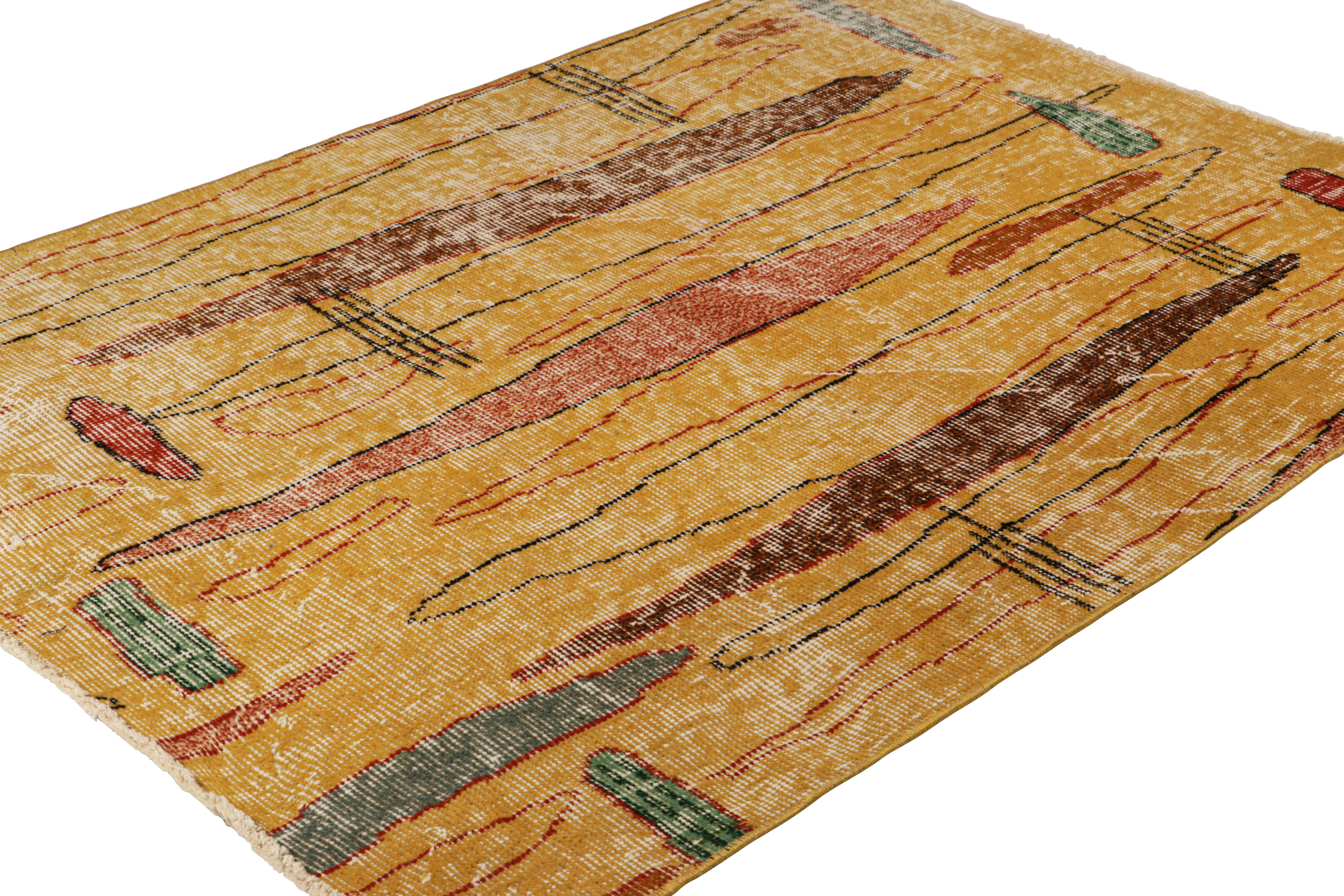 Vintage Zeki Múren Deco Läufer in Gold, mit buntem Muster von Rug & Kilim (Handgeknüpft) im Angebot