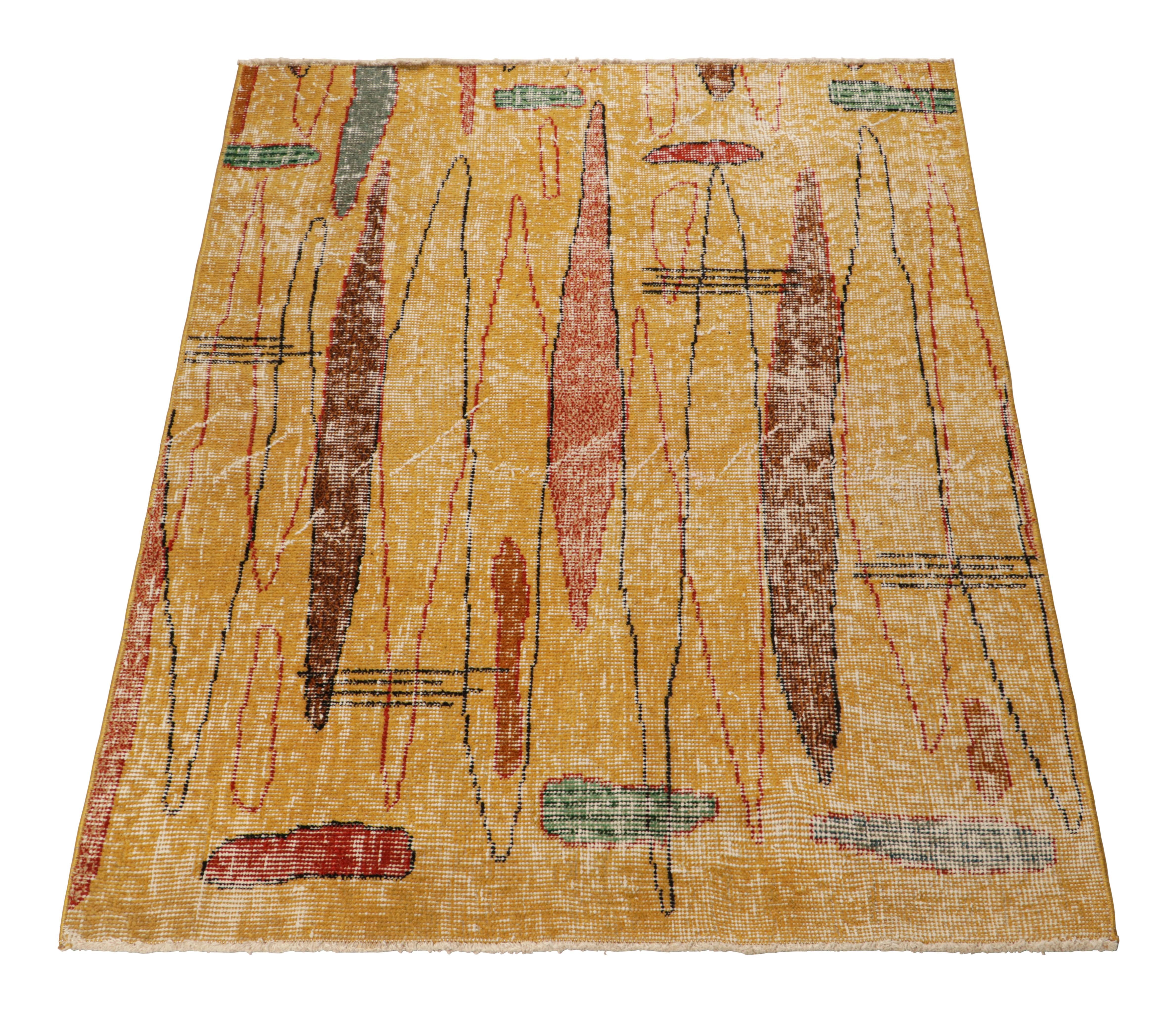 Vintage Zeki Múren Deco Läufer in Gold, mit buntem Muster von Rug & Kilim im Zustand „Gut“ im Angebot in Long Island City, NY