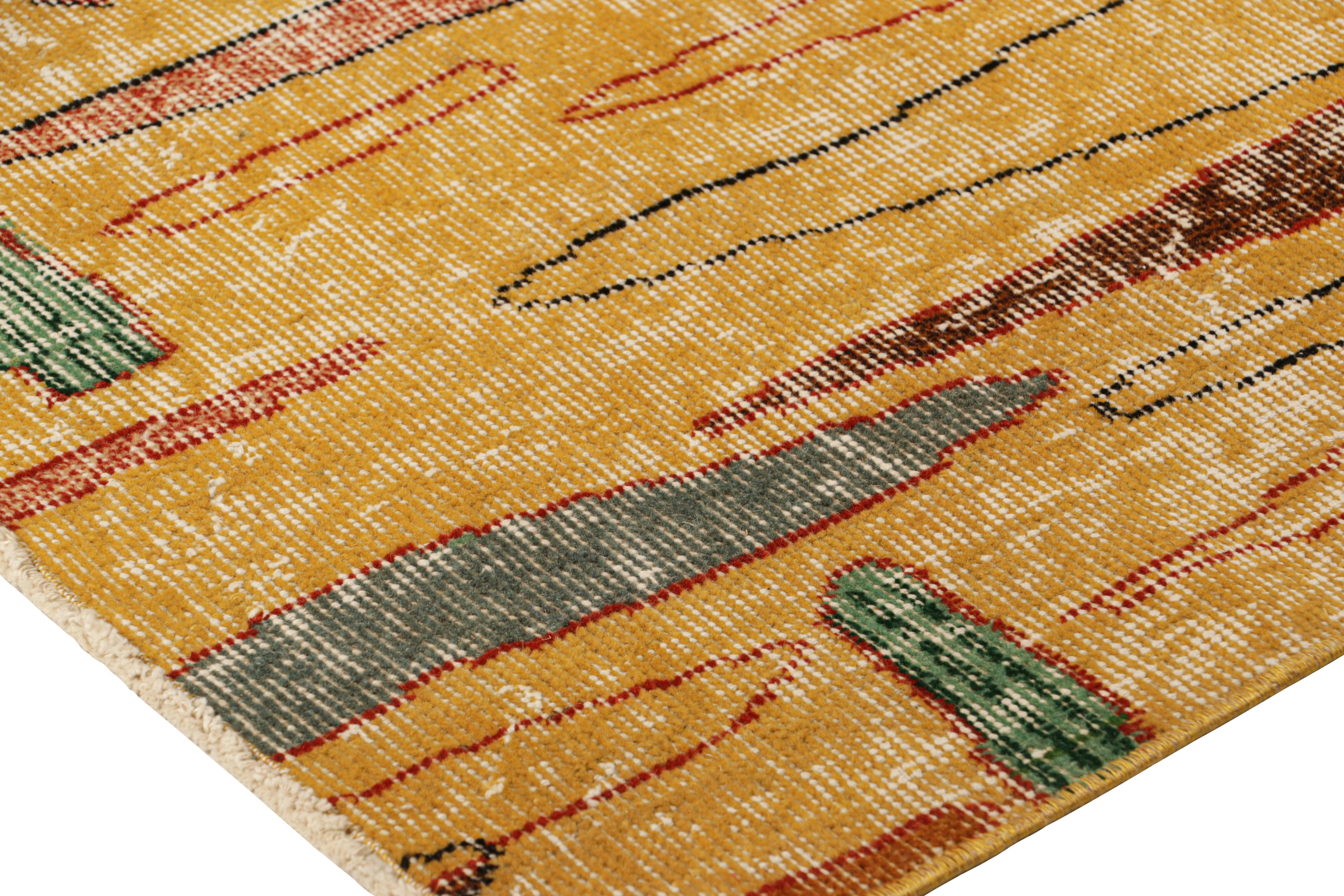 Vintage Zeki Múren Deco Läufer in Gold, mit buntem Muster von Rug & Kilim (Mitte des 20. Jahrhunderts) im Angebot