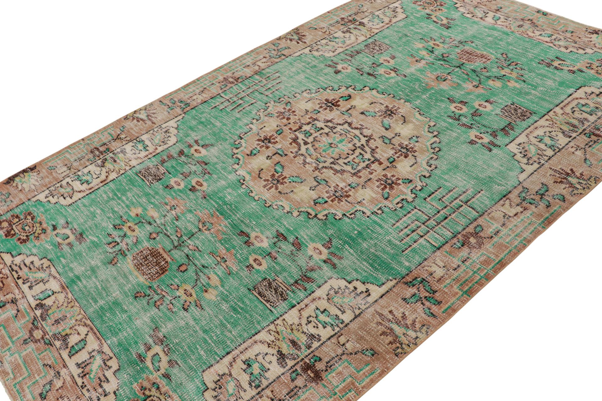 Ce tapis vintage 5x9, noué à la main en laine, vers 1960-1970, d'inspiration européenne, est un nouvel ajout à la Collection Rug & Kilim. Ce tapis est une commémoration du designer turc multidisciplinaire Zeki Müren. 

Sur le Design : 

Les
