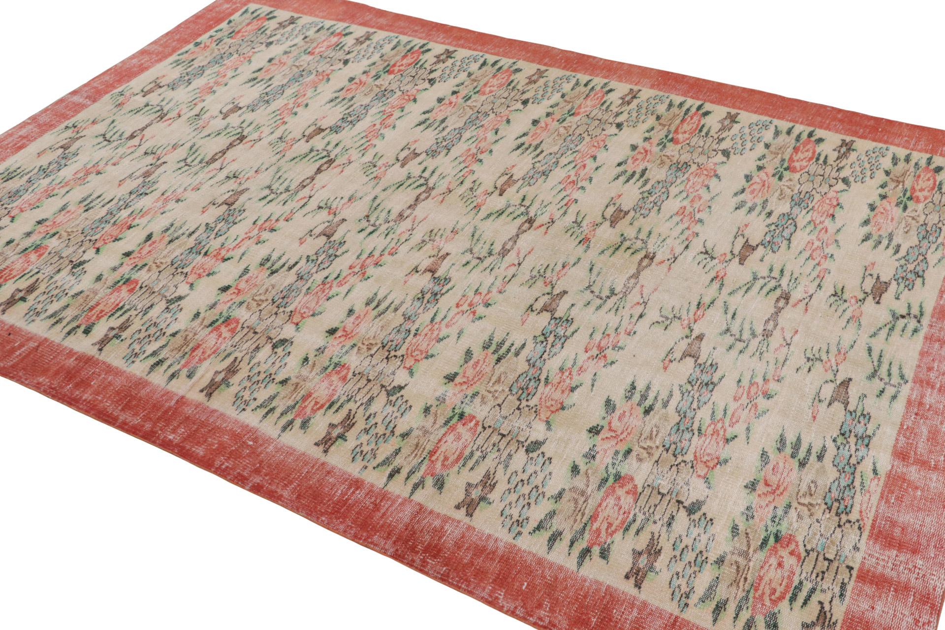 Dieser handgeknüpfte Wollteppich im Format 6x9 aus der Zeit um 1960-1970, der von europäischen Einflüssen inspiriert ist, ist eine neue Ergänzung der Rug & Kilim Collection'S. Dieser Teppich ist eine Hommage an den multidisziplinären türkischen
