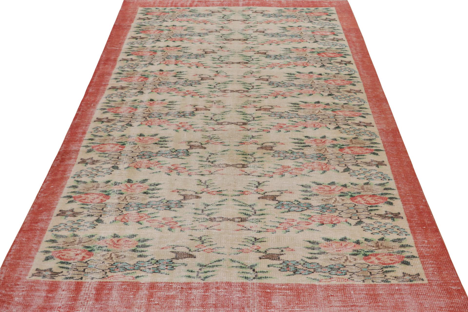 Vintage Zeki Müren European Style Rug, mit Blumenmustern, form Rug & Kilim (Türkisch) im Angebot