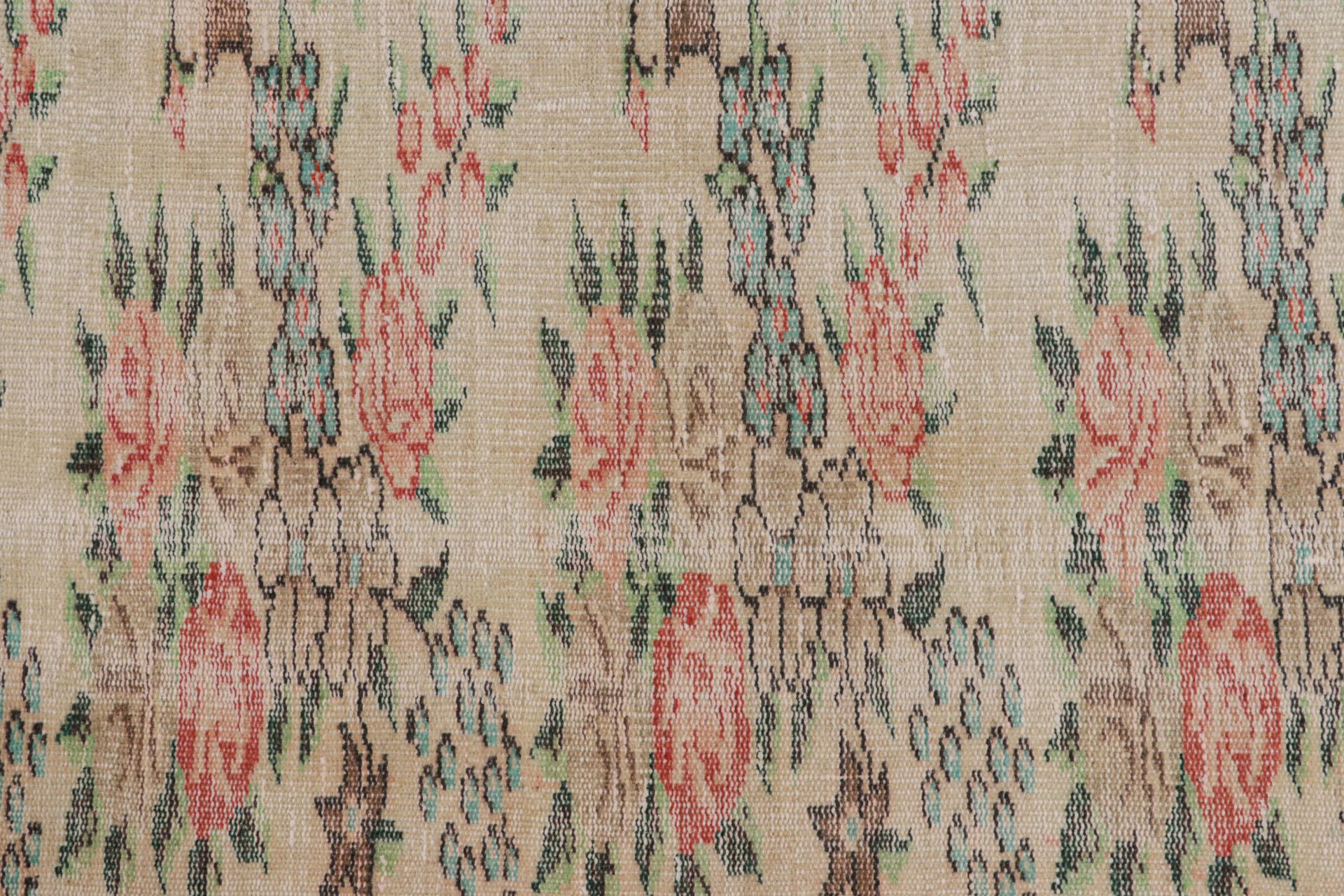 Vintage Zeki Müren European Style Rug, mit Blumenmustern, form Rug & Kilim (Mitte des 20. Jahrhunderts) im Angebot