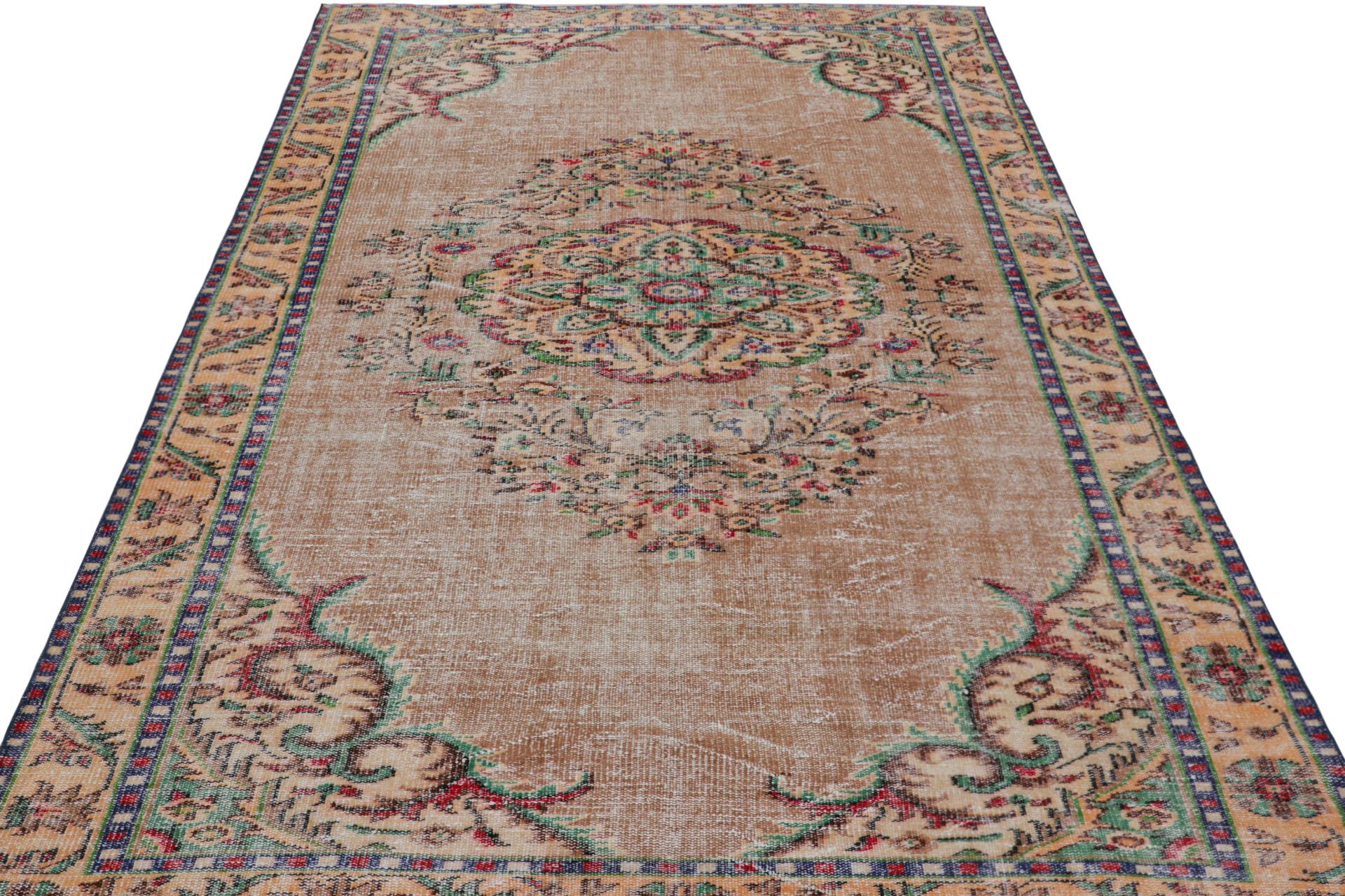 Alfombra vintage de estilo europeo Zeki Müren, con motivos geométricos de Rug & Kilim Turco en venta