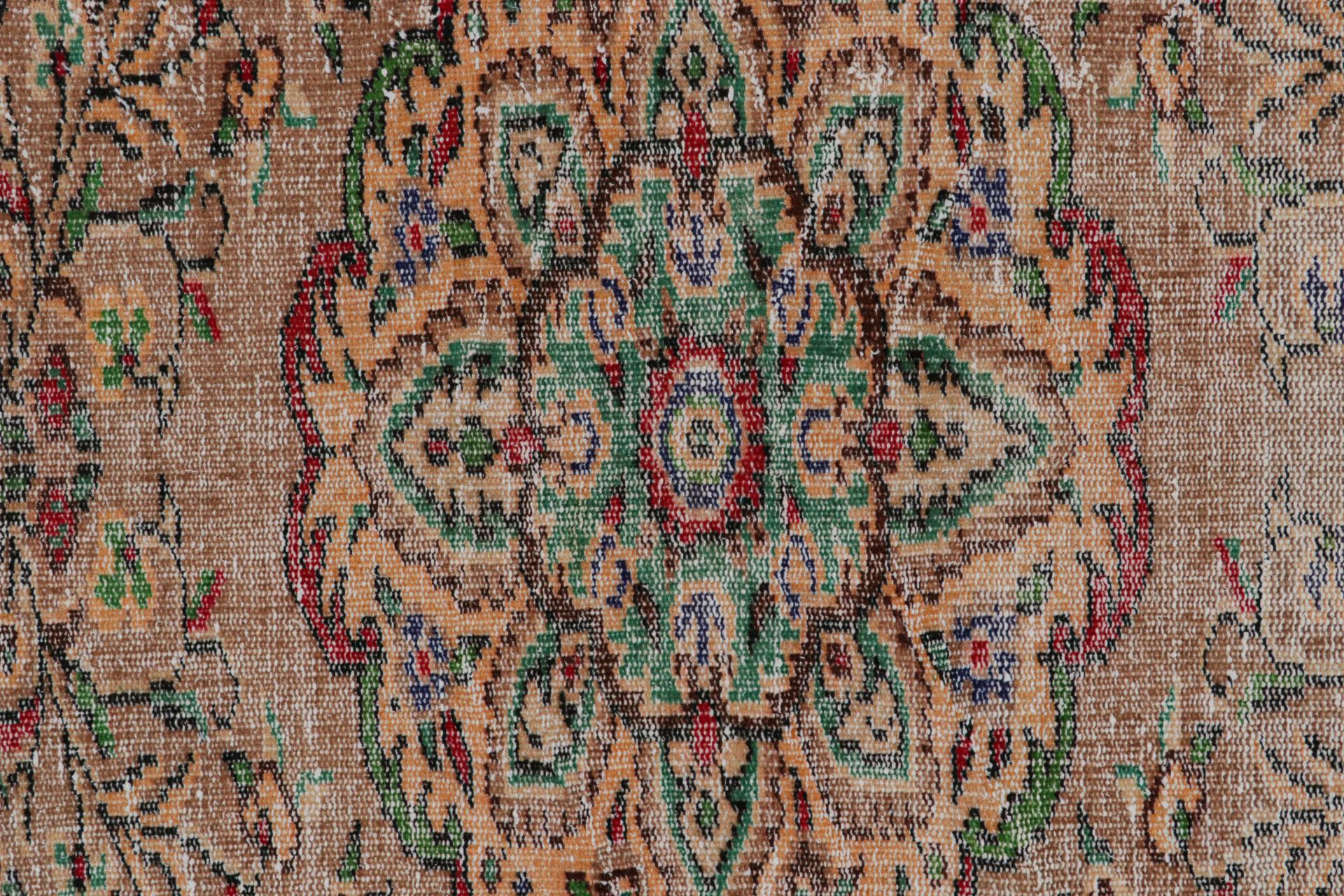 Alfombra vintage de estilo europeo Zeki Müren, con motivos geométricos de Rug & Kilim mediados del siglo XX en venta