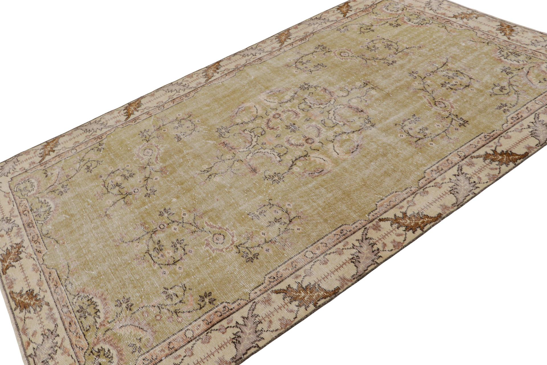 Dieser handgeknüpfte Wollteppich im Format 6x9 aus der Zeit um 1960-1970, der von europäischen Einflüssen inspiriert ist, ist eine neue Ergänzung der Rug & Kilim Collection'S. Dieser Teppich ist eine Hommage an den multidisziplinären türkischen