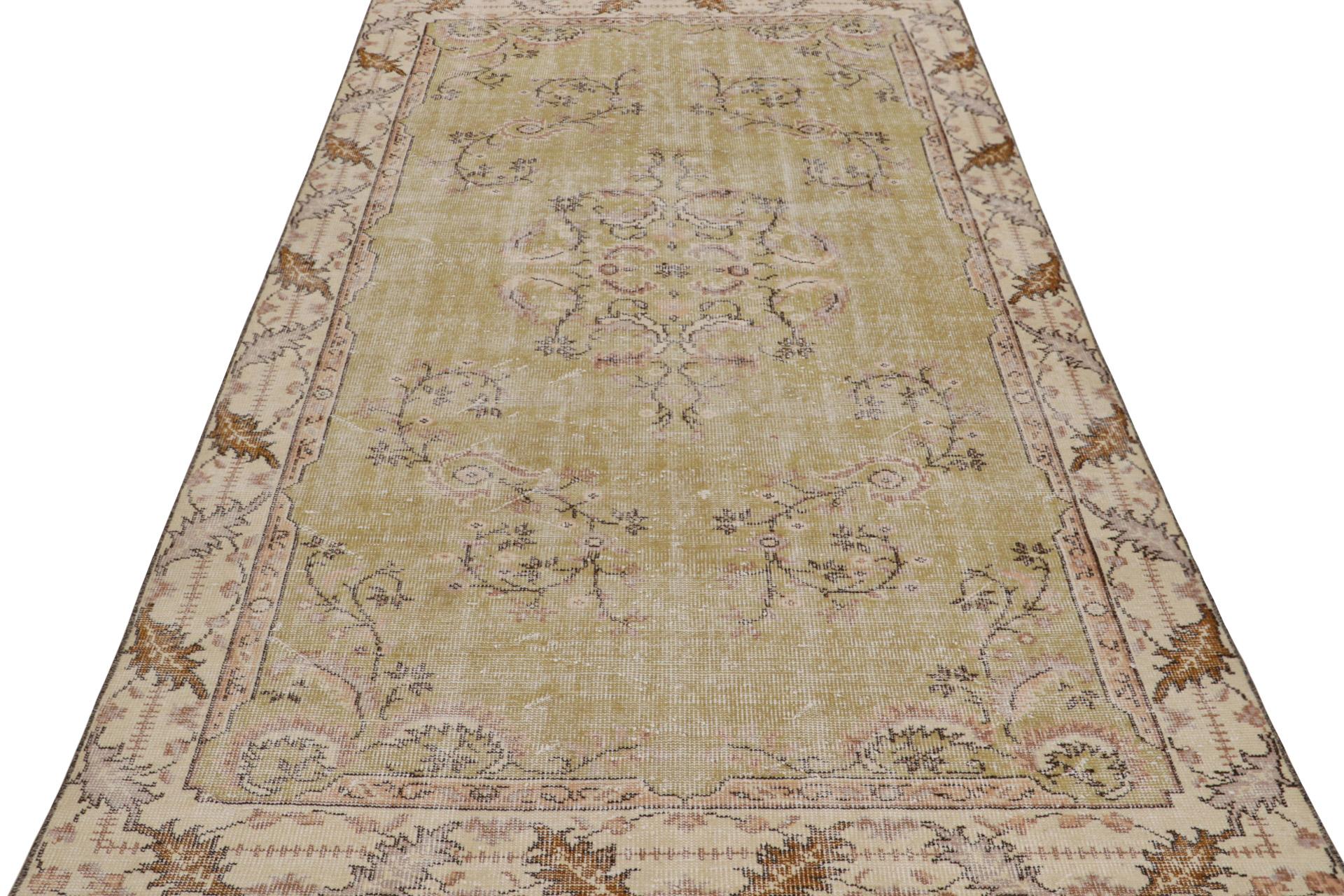 Zeki Müren Teppich im europäischen Stil, mit Medaillon, Form Rug & Kilim (Türkisch) im Angebot