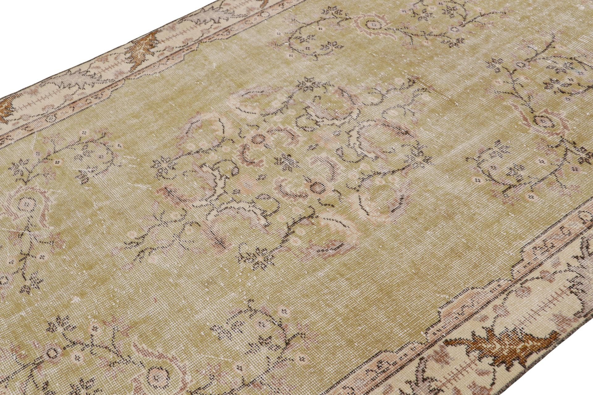 Zeki Müren Teppich im europäischen Stil, mit Medaillon, Form Rug & Kilim (Handgeknüpft) im Angebot