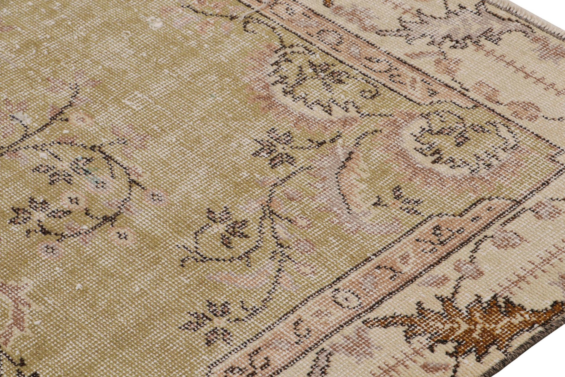 Zeki Müren Teppich im europäischen Stil, mit Medaillon, Form Rug & Kilim im Zustand „Gut“ im Angebot in Long Island City, NY