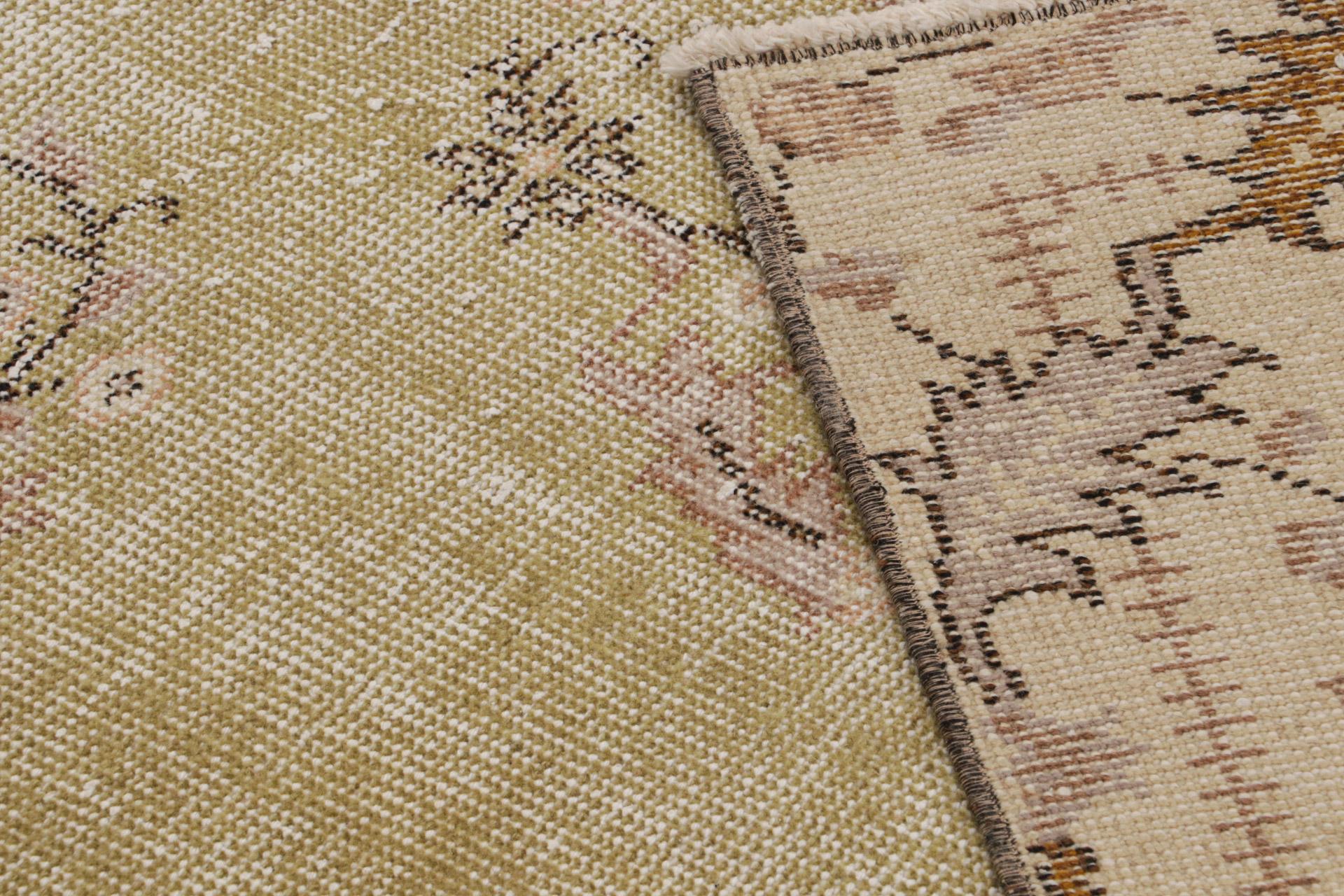 Zeki Müren Teppich im europäischen Stil, mit Medaillon, Form Rug & Kilim (Wolle) im Angebot