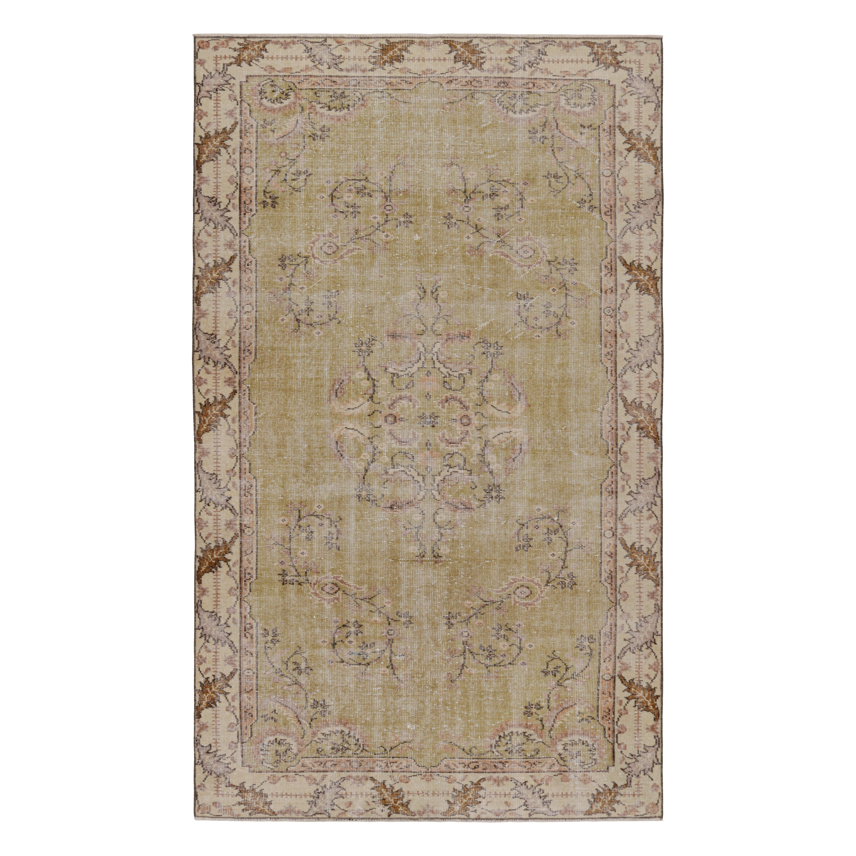 Zeki Müren Teppich im europäischen Stil, mit Medaillon, Form Rug & Kilim im Angebot