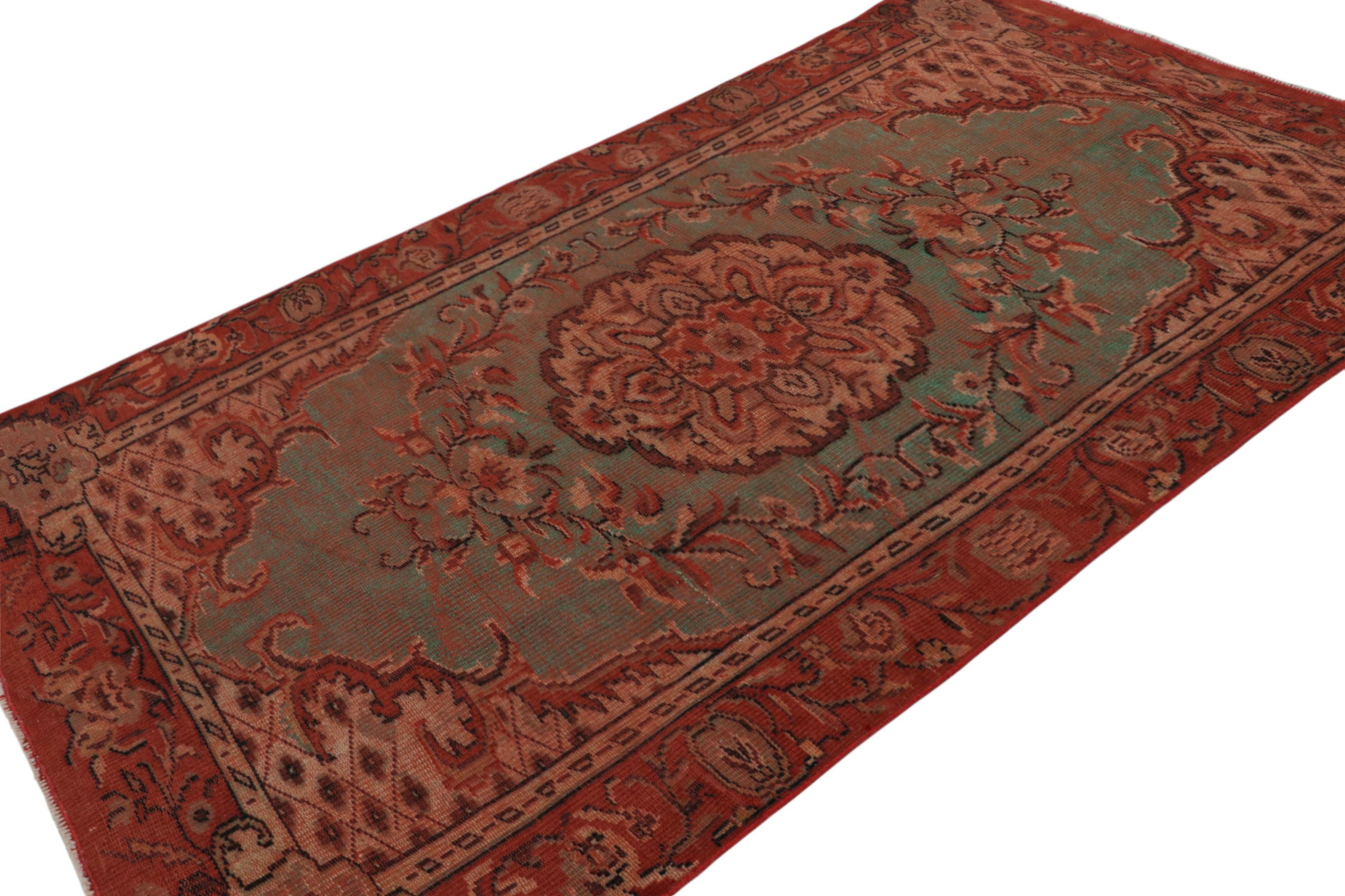 Dieser handgeknüpfte Wollteppich im Format 5x8 aus der Zeit um 1960-1970, der von europäischen Einflüssen inspiriert ist, ist eine neue Ergänzung der Rug & Kilim Collection. Dieser Teppich ist eine Hommage an den multidisziplinären türkischen