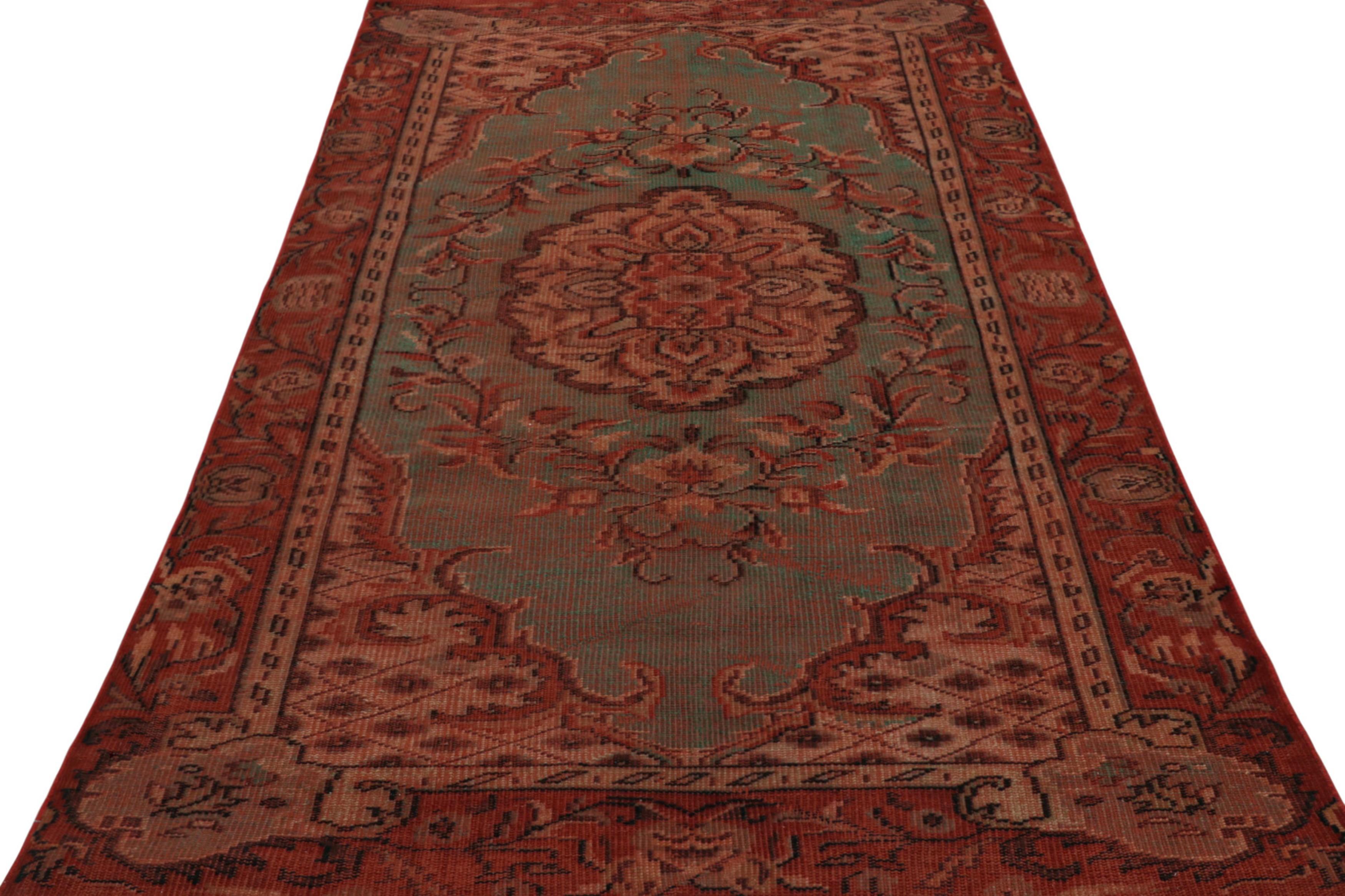 Vintage Zeki Müren Oushak-Stil Teppich, mit Medaillon, Form Rug & Kilim (Türkisch) im Angebot