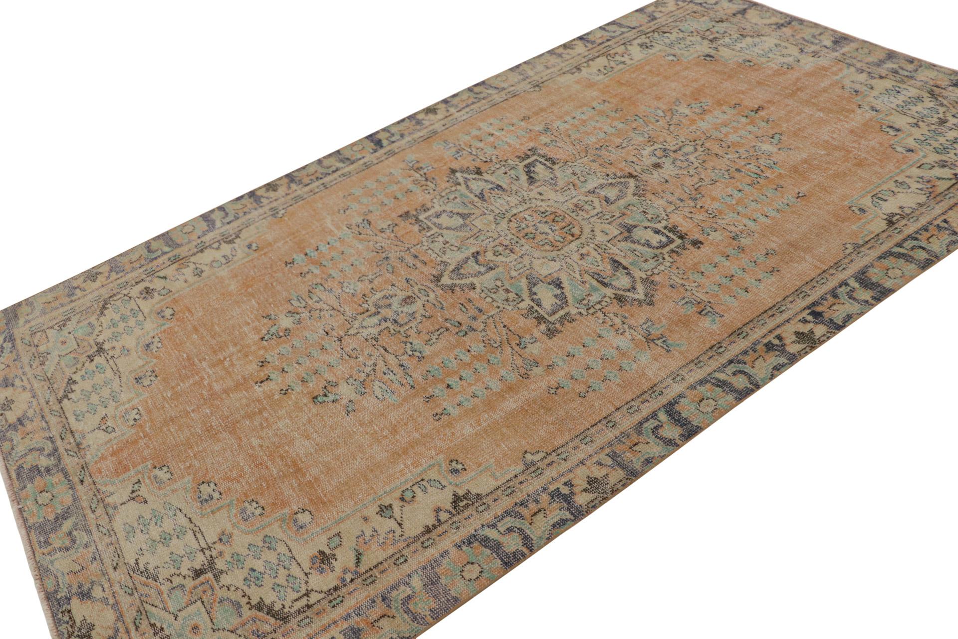 Dieser von den persischen Heriz Serapi-Teppichen inspirierte, handgeknüpfte 6x10-Teppich aus Wolle, ca. 1960-1970, ist eine neue Ergänzung der Rug & Kilim Collection'S. Diese Linie ist eine Hommage an die Kurationen des multidisziplinären türkischen