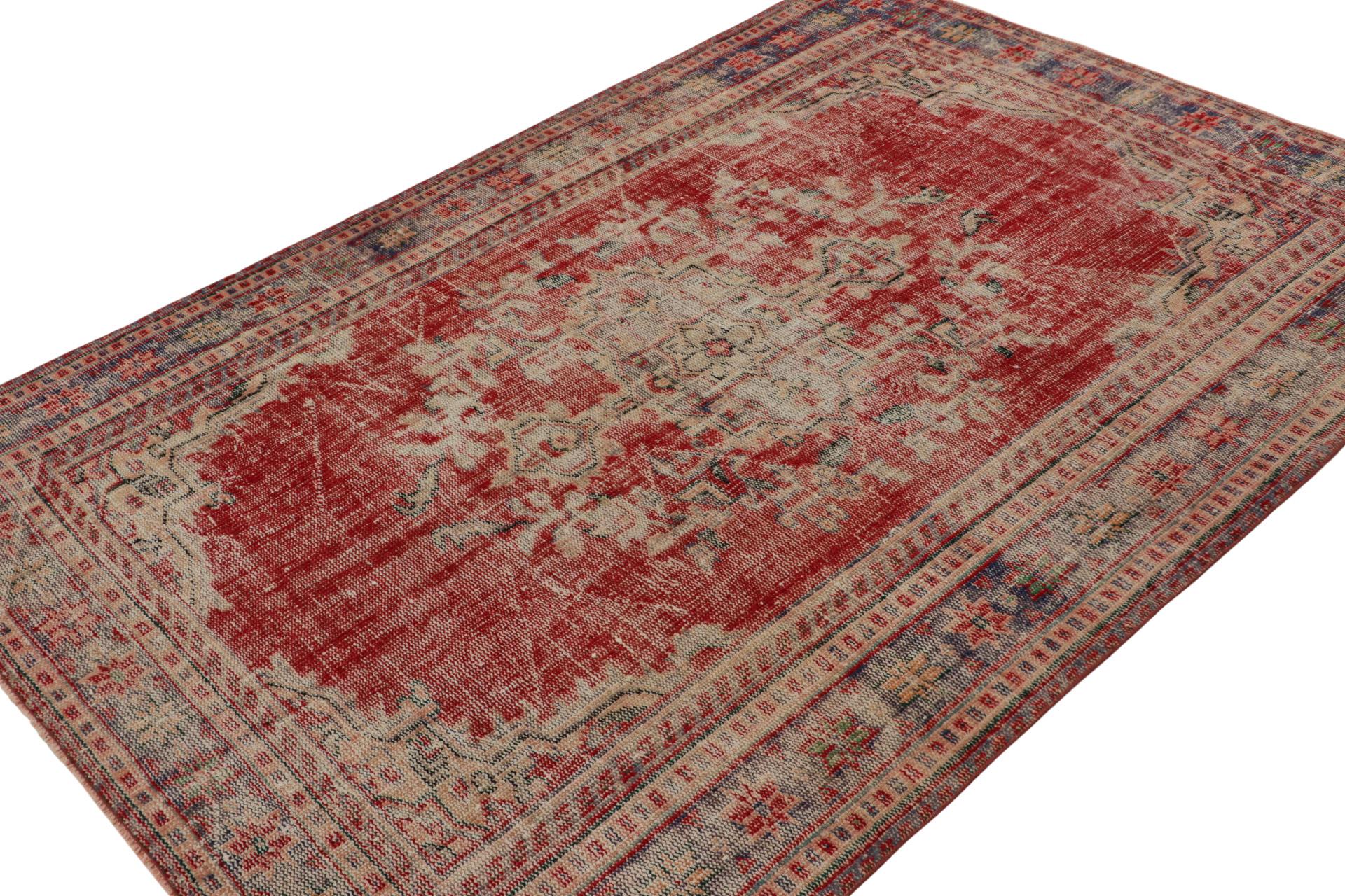 Dieser von den persischen Heriz Serapi-Teppichen inspirierte, handgeknüpfte Wollteppich im Format 6x8, ca. 1960-1970, ist eine Neuheit der Rug & Kilim Collection'S. Diese Linie ist eine Hommage an die Kurationen des multidisziplinären türkischen