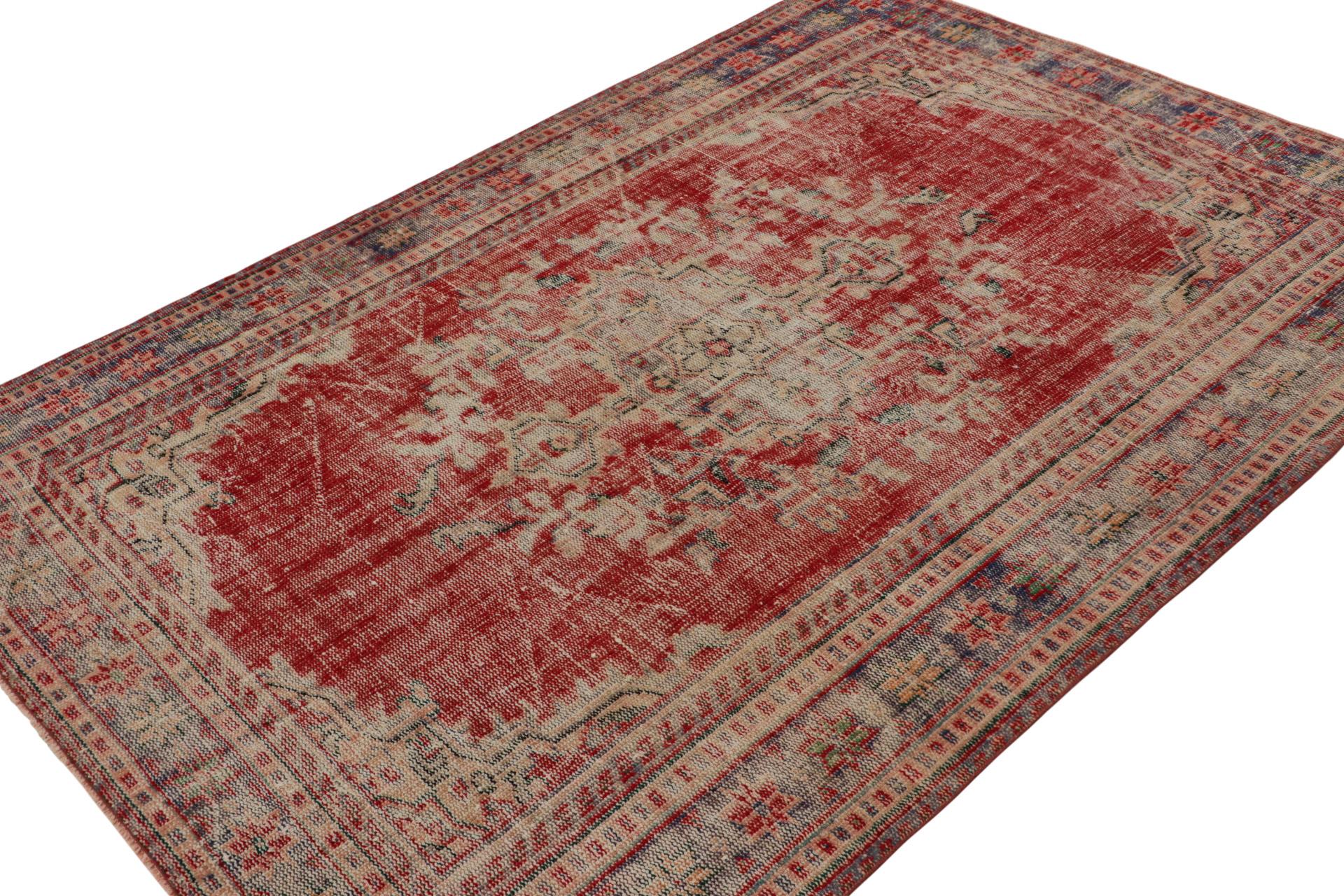 This vintage 6x8 rug inspired by the Persian Heriz Serapi rugs, hand-knotted in wool, circa 1960-1970, is a new addition to Rug & Kilim Collection. This line is a commemoration of curations from multidisciplinary Turkish designer Zeki Müren. 

On