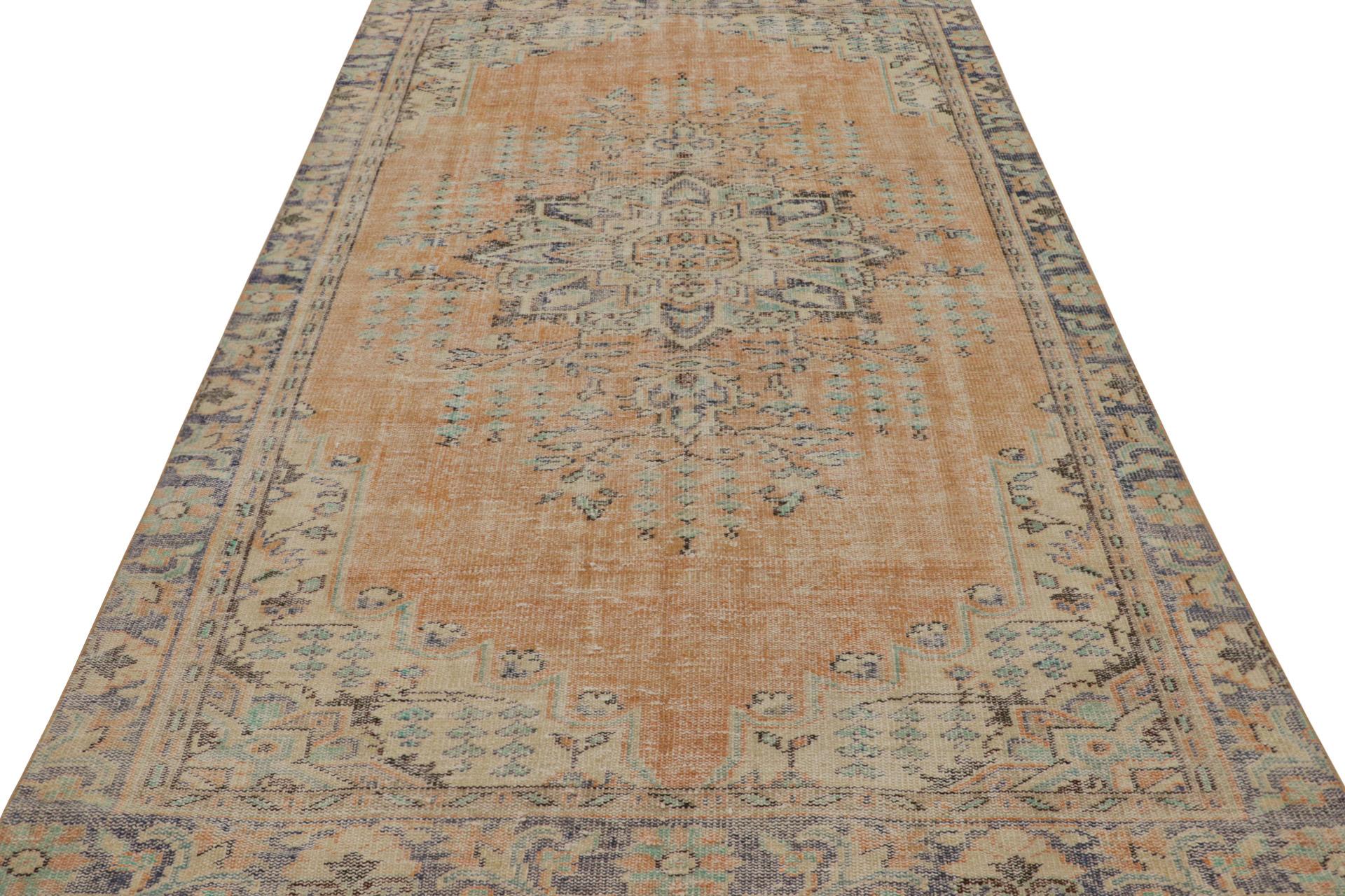 Vintage Zeki Müren Teppich im persischen Stil mit zentralem Medaillon, von Rug & Kilim (Heriz Serapi) im Angebot