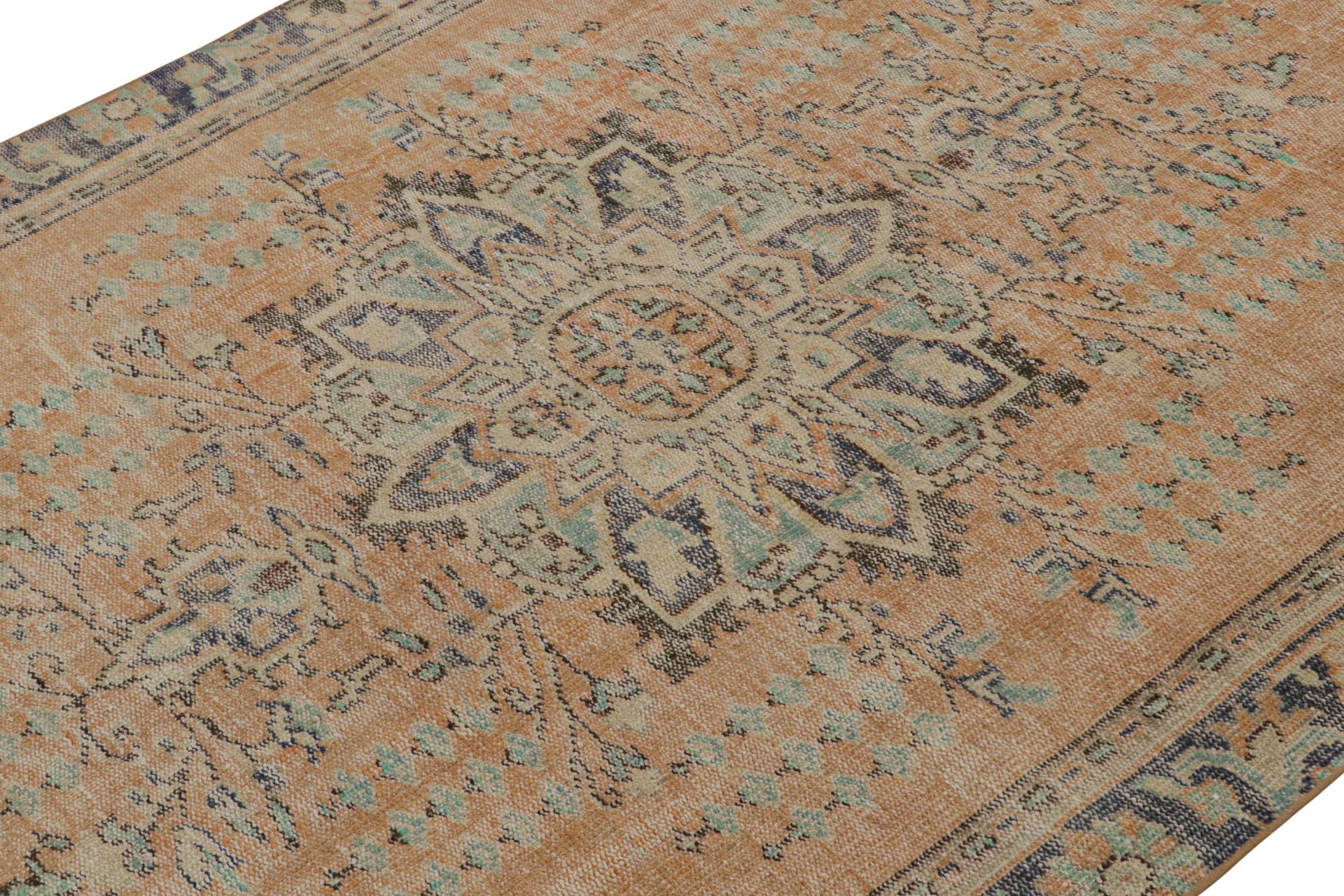 Vintage Zeki Müren Teppich im persischen Stil mit zentralem Medaillon, von Rug & Kilim (Türkisch) im Angebot