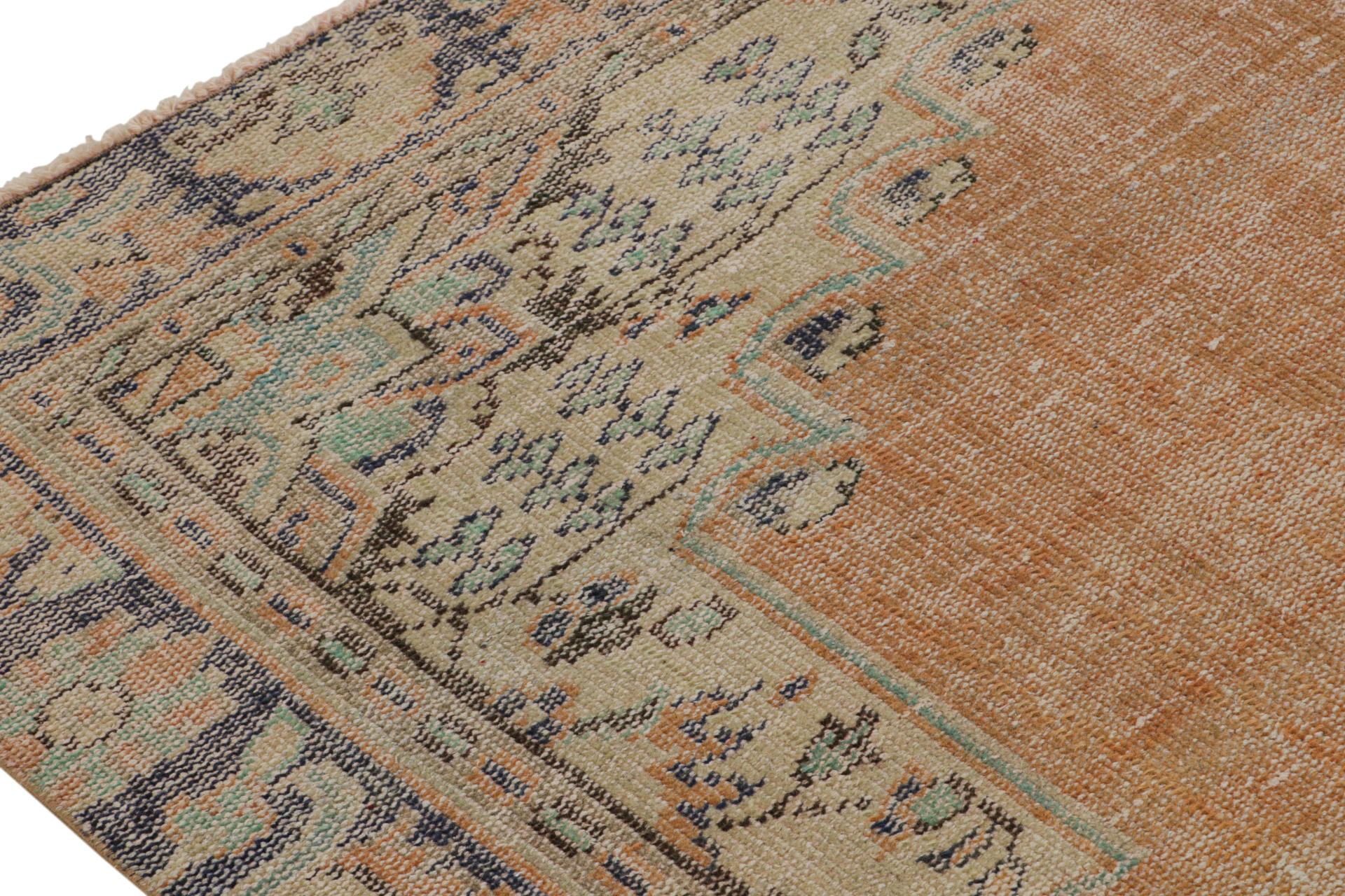 Vintage Zeki Müren Teppich im persischen Stil mit zentralem Medaillon, von Rug & Kilim (Handgeknüpft) im Angebot