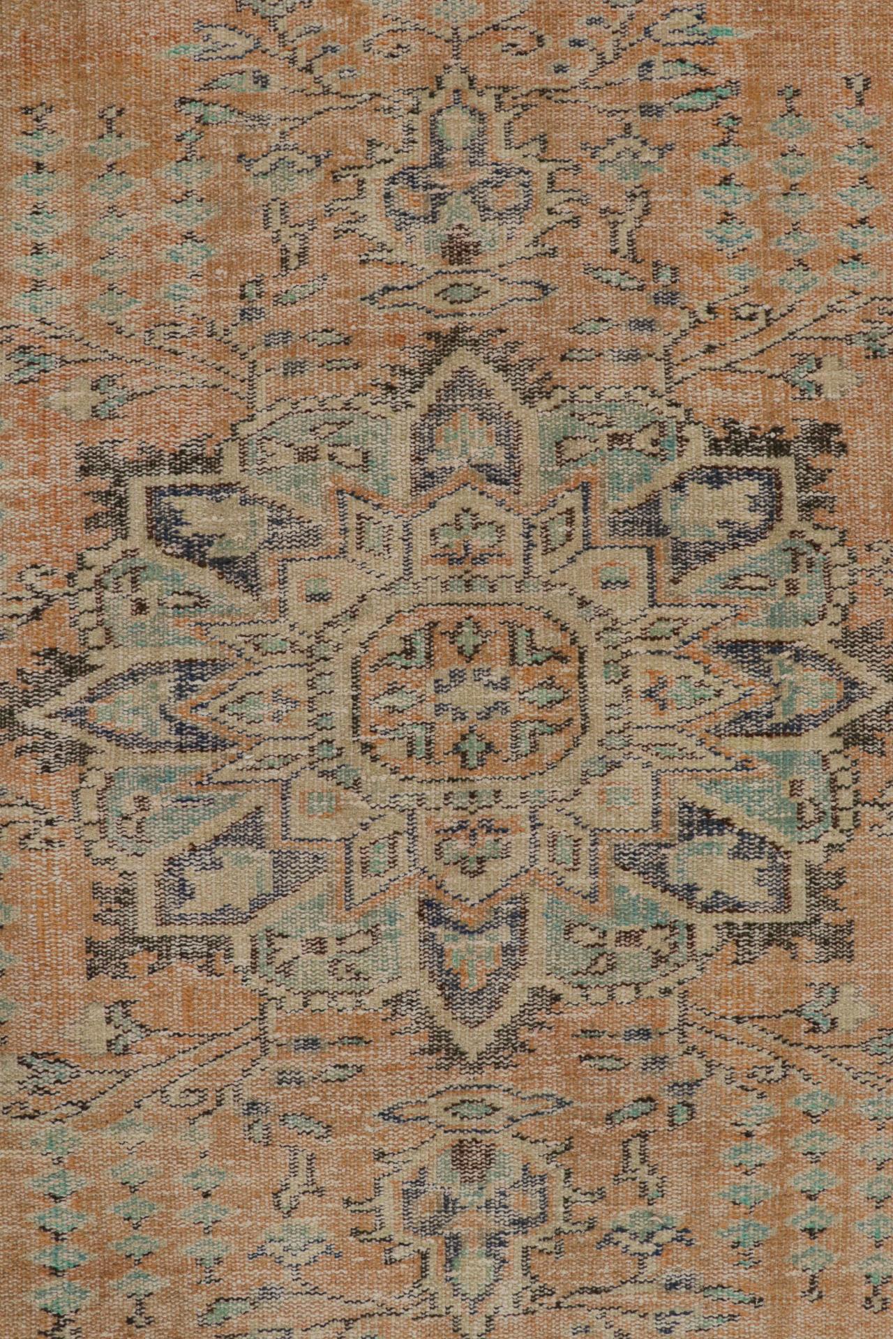 Vintage Zeki Müren Teppich im persischen Stil mit zentralem Medaillon, von Rug & Kilim im Zustand „Gut“ im Angebot in Long Island City, NY