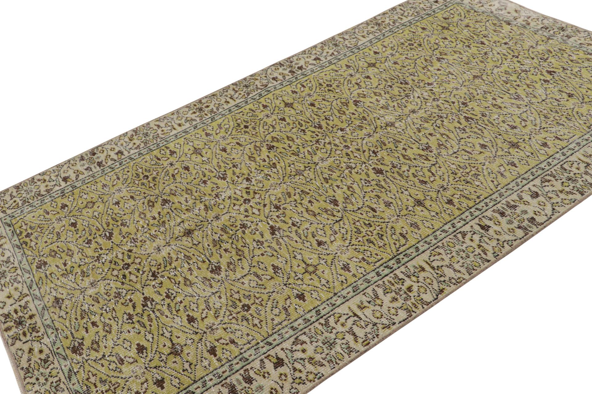 Dieser von den persischen Herati-Teppichen inspirierte Vintage-Teppich 5x9, handgeknüpft aus Wolle, ca. 1960-1970, ist eine neue Ergänzung der Rug & Kilim Collection'S. Diese Linie ist eine Hommage an die Kurationen des multidisziplinären türkischen