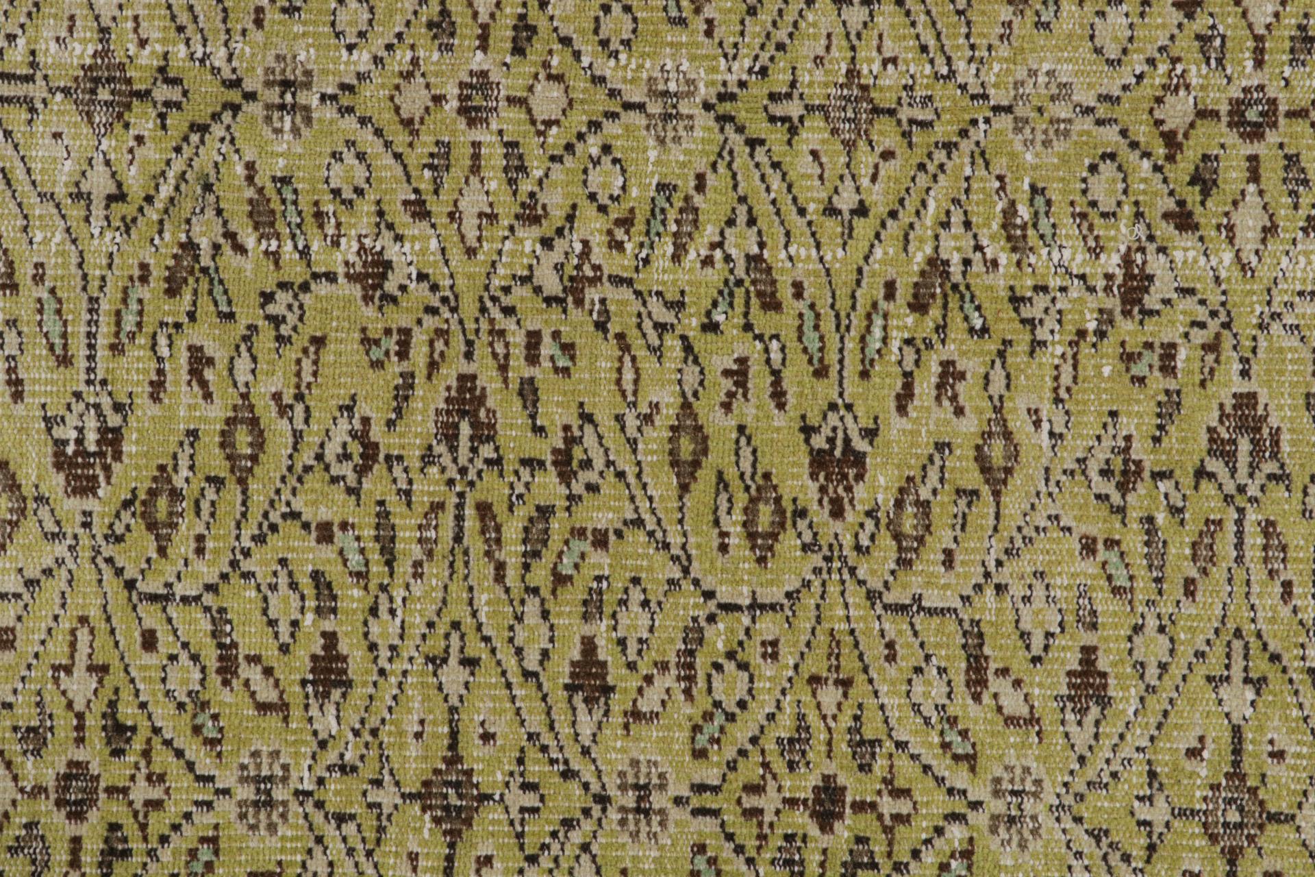 Vintage Zeki Müren Perserteppich mit floralen Mustern, von Rug & Kilim (Mitte des 20. Jahrhunderts) im Angebot