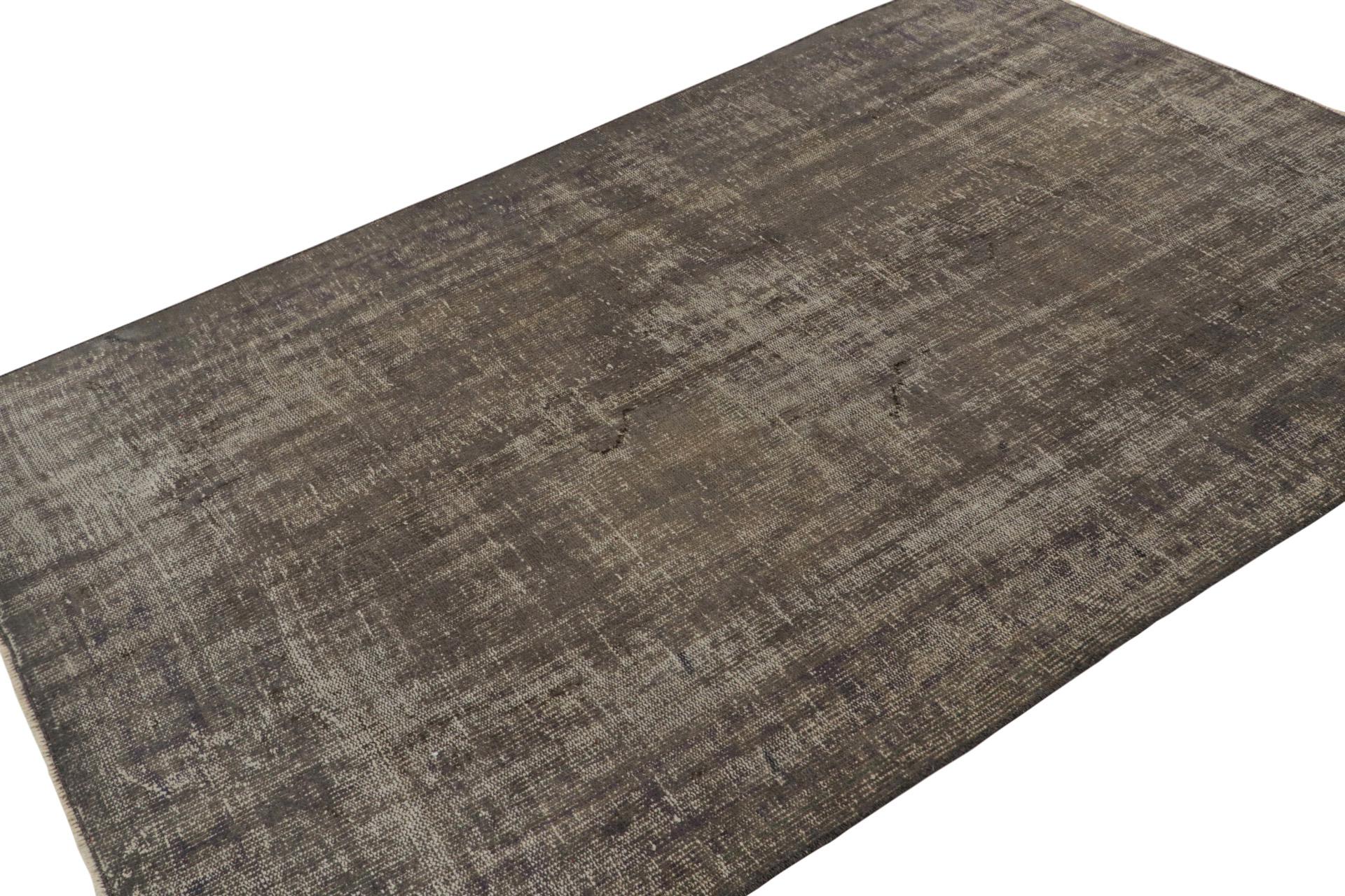 Ce tapis vintage 5x8, noué à la main en laine, vers 1960-1970, est l'une des rares pièces de Zeki Müren dans des tons argentés/gris 