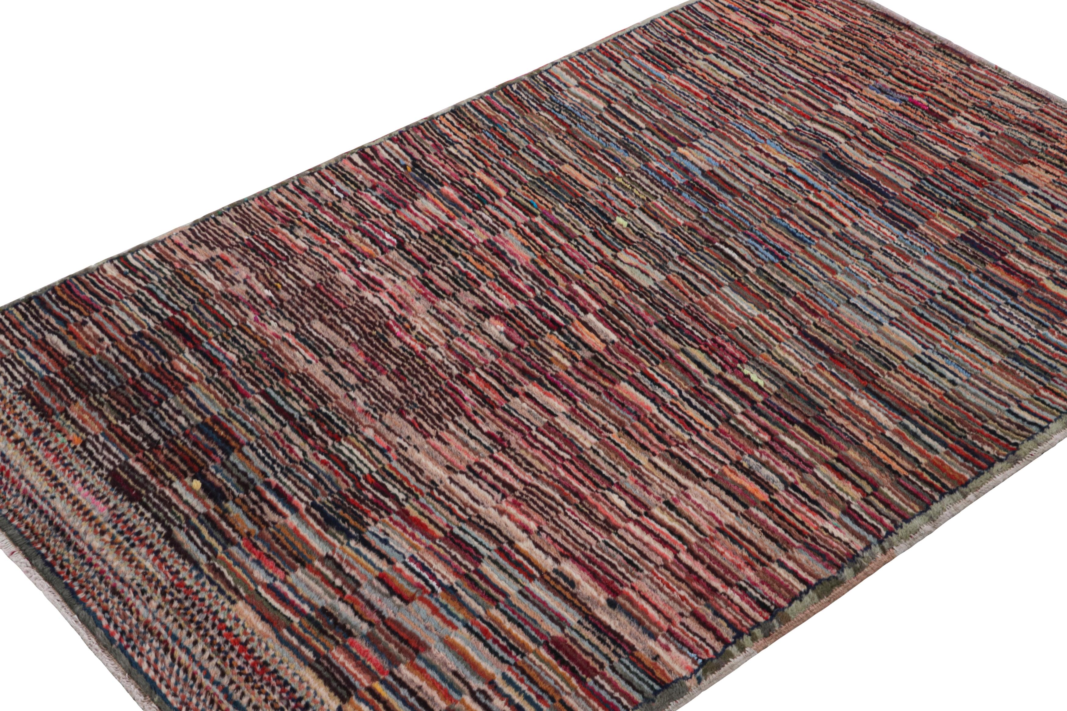 Handgeknüpft in Wolle, ca. 1960 - 1970, ist dieser 3x5 Vintage Polychromatic Deco Teppich eine aufregende neue Ergänzung zur Rug & Kilim Mid-century Pasha Collection'S. Dieses Design ist ein Meisterstück von Müren, denn es ist skurril und gut