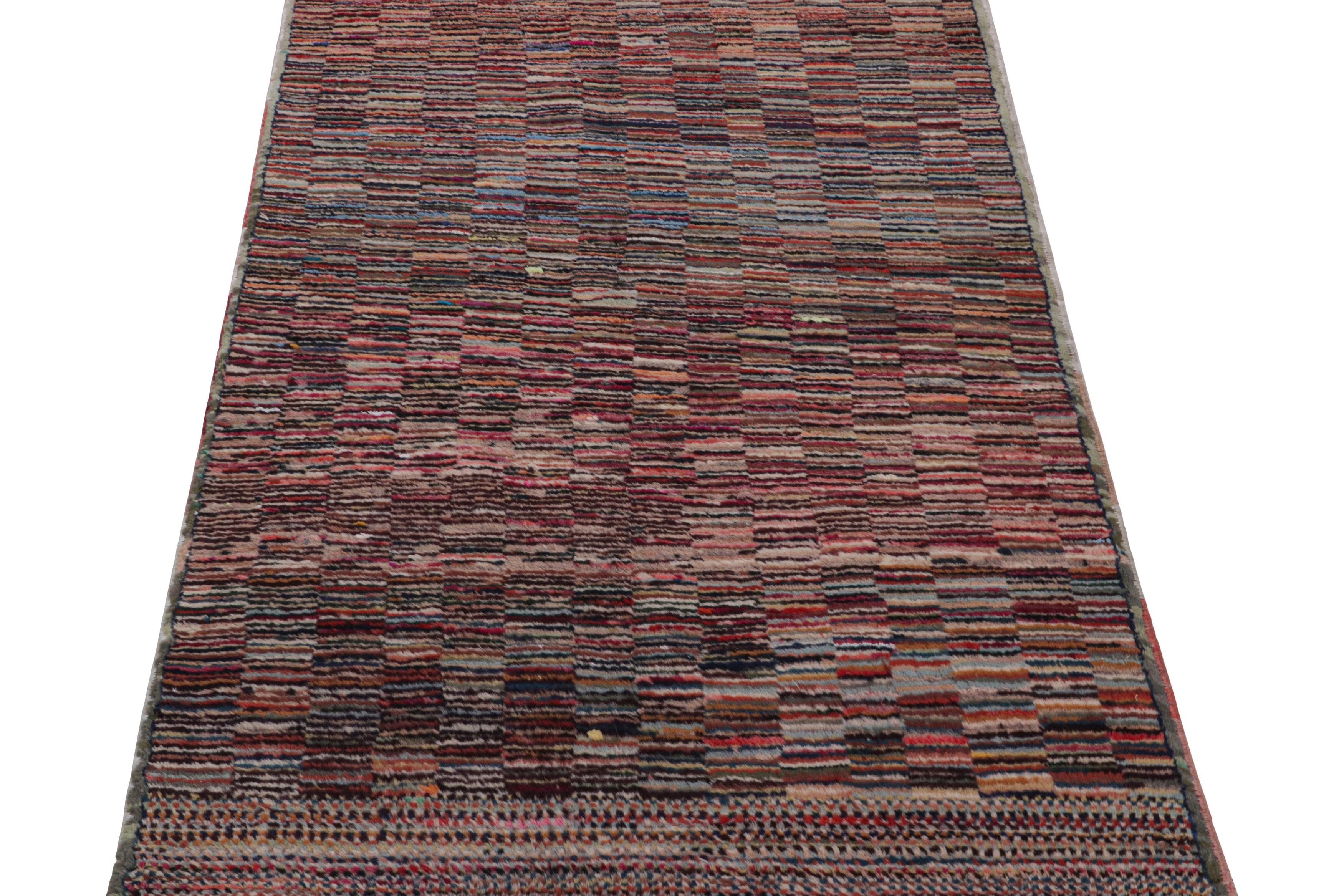Polychromer Vintage-Teppich aus Zeki-Wandteppich, mit geometrischen Mustern, von Rug & Kilim (Türkisch) im Angebot