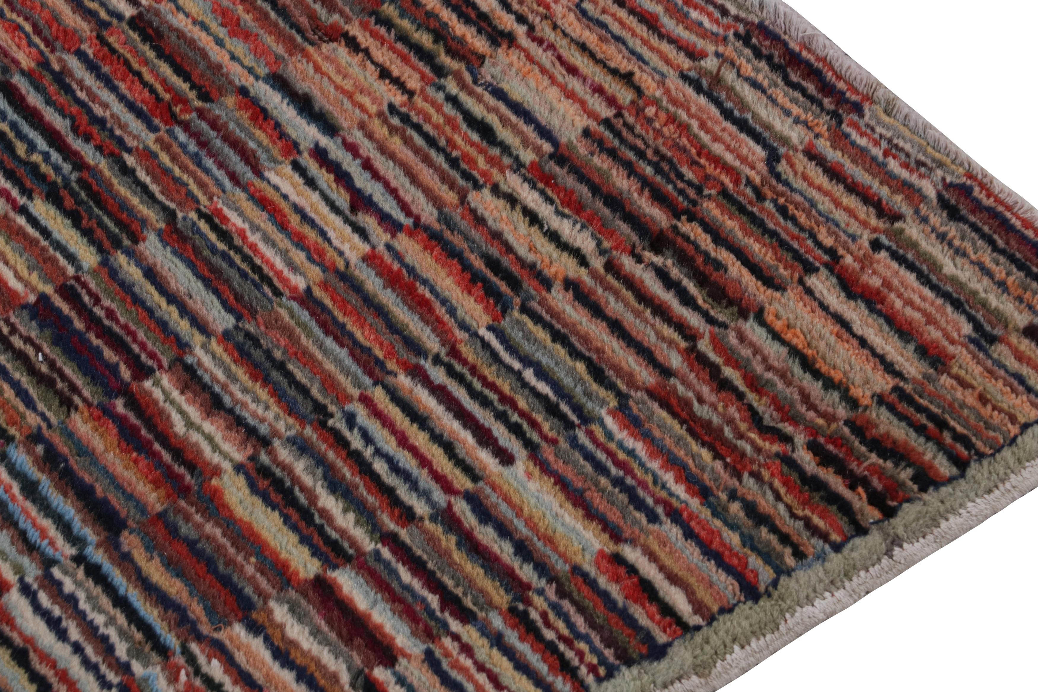 Polychromer Vintage-Teppich aus Zeki-Wandteppich, mit geometrischen Mustern, von Rug & Kilim im Zustand „Gut“ im Angebot in Long Island City, NY