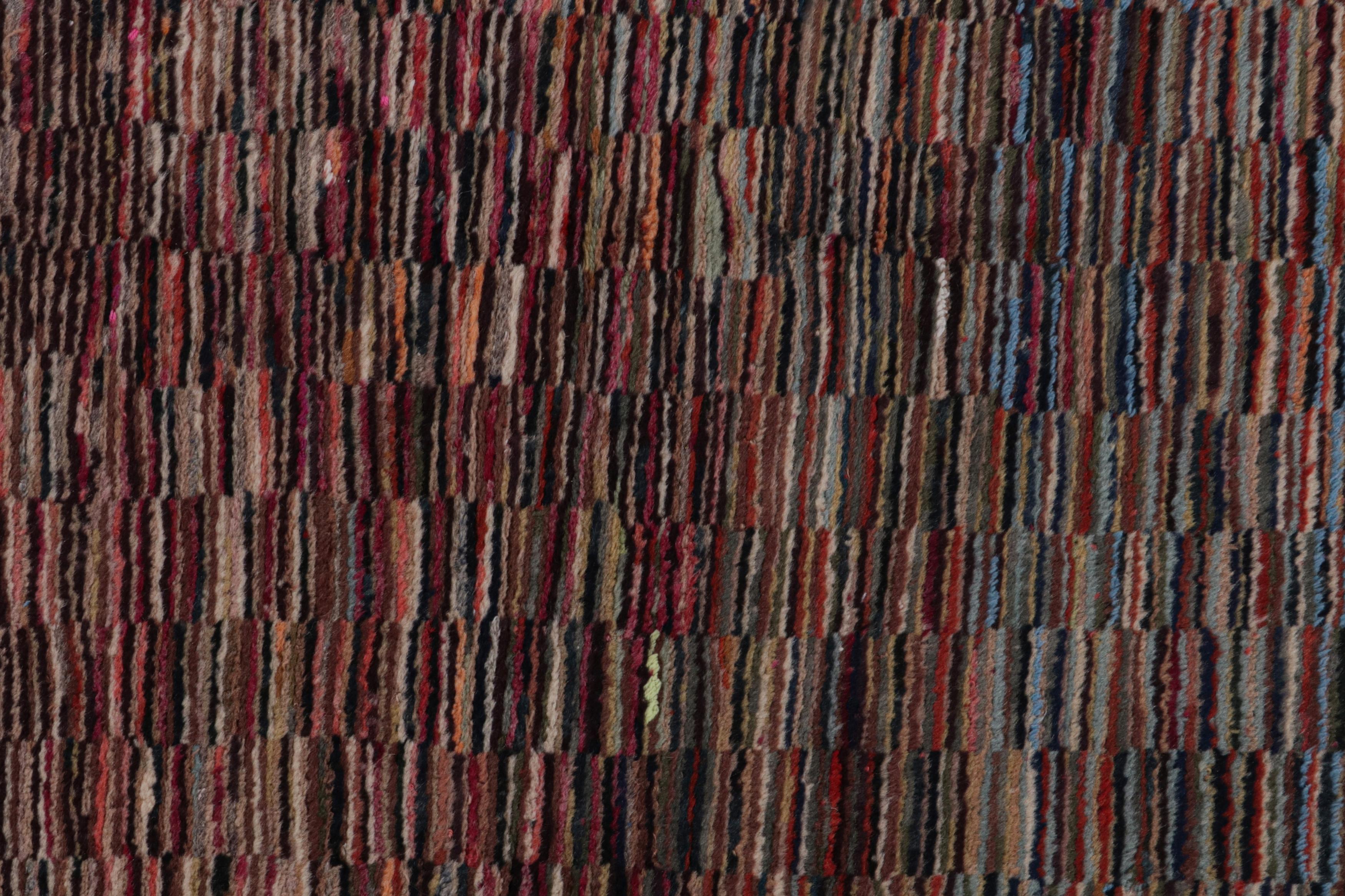 Polychromer Vintage-Teppich aus Zeki-Wandteppich, mit geometrischen Mustern, von Rug & Kilim (Mitte des 20. Jahrhunderts) im Angebot