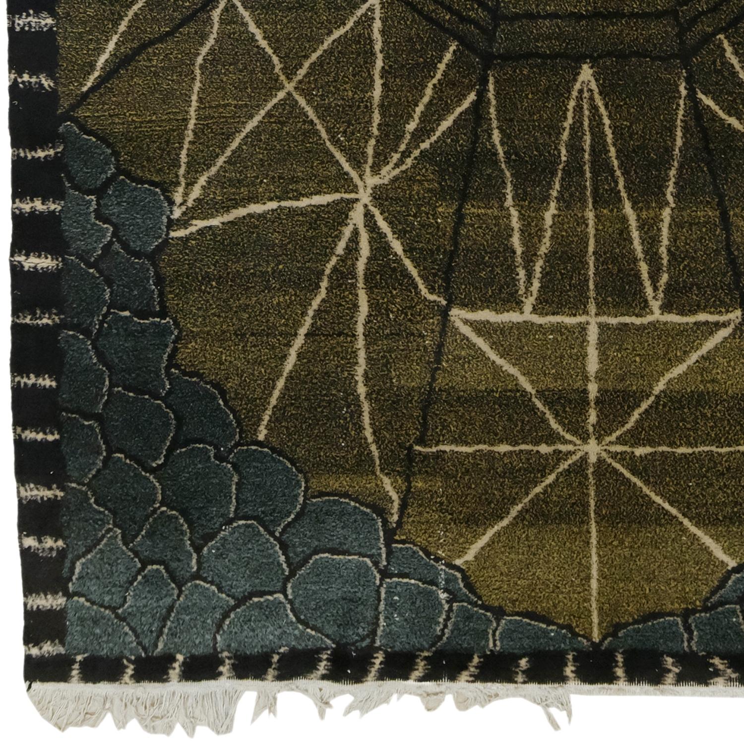 Ce tapis antique turc Zeki Müren est une pièce rare et précieuse du début du 20e siècle. Le tapis présente un motif en réseau complexe au centre et est décoré de formes géométriques et de lignes autour de ce motif. Les bords de la moquette