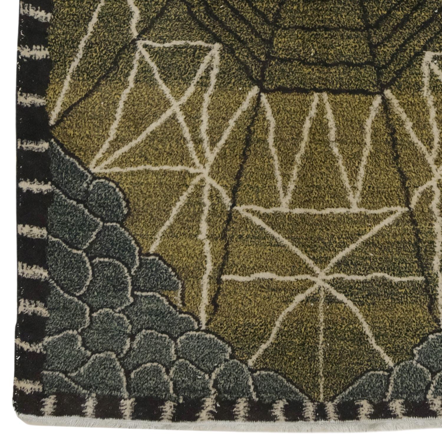 This antique Turkish Zeki Müren carpet is a rare and valuable piece from the early 20th century. There is a complex network pattern in the middle of the carpet, and it is decorated with geometric shapes and lines around this pattern. There are fish