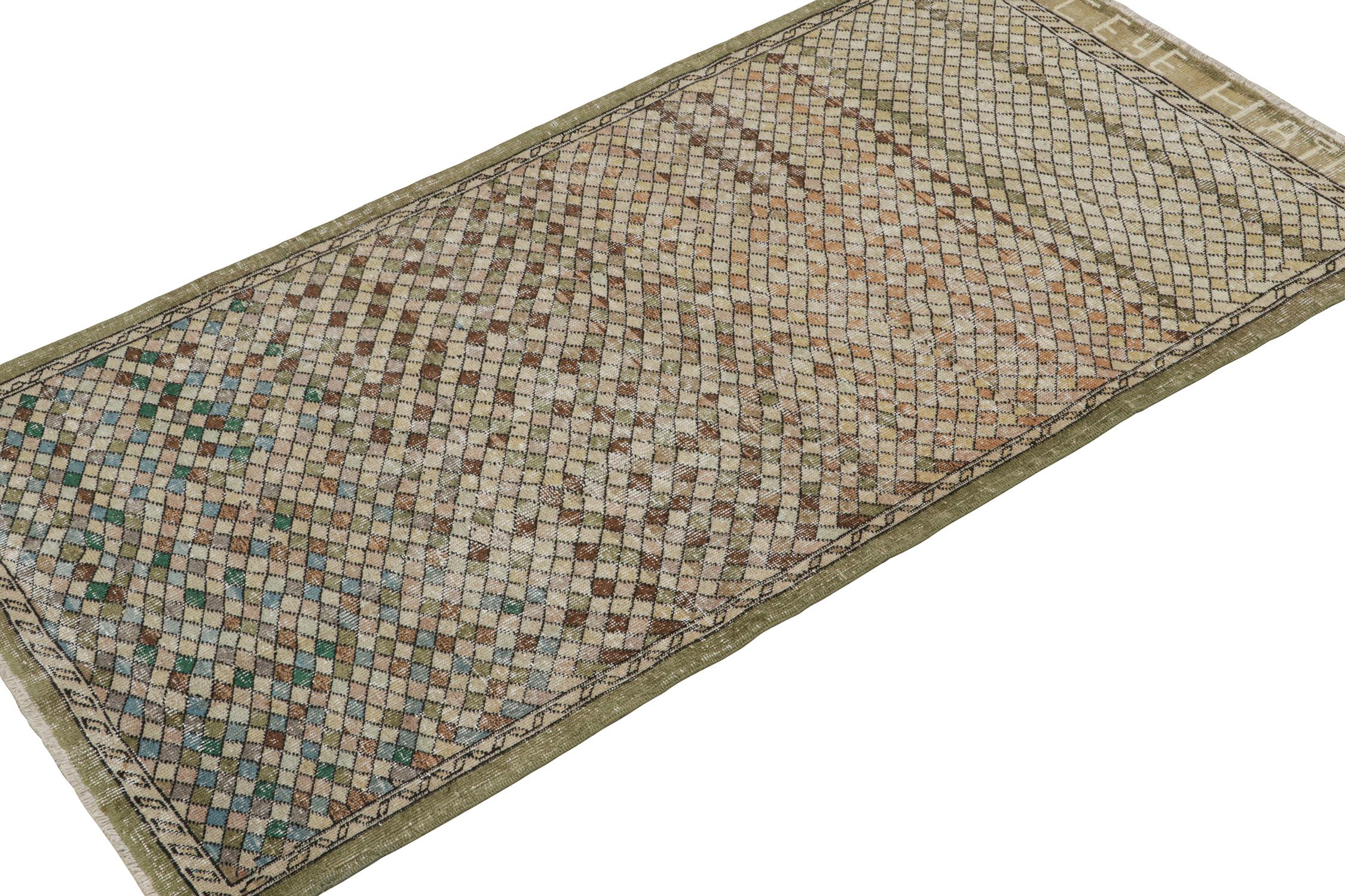  Vintage Zeki Müren Teppich in einem grünen und braunen geometrischen Muster von Rug & Kilim (Art déco) im Angebot