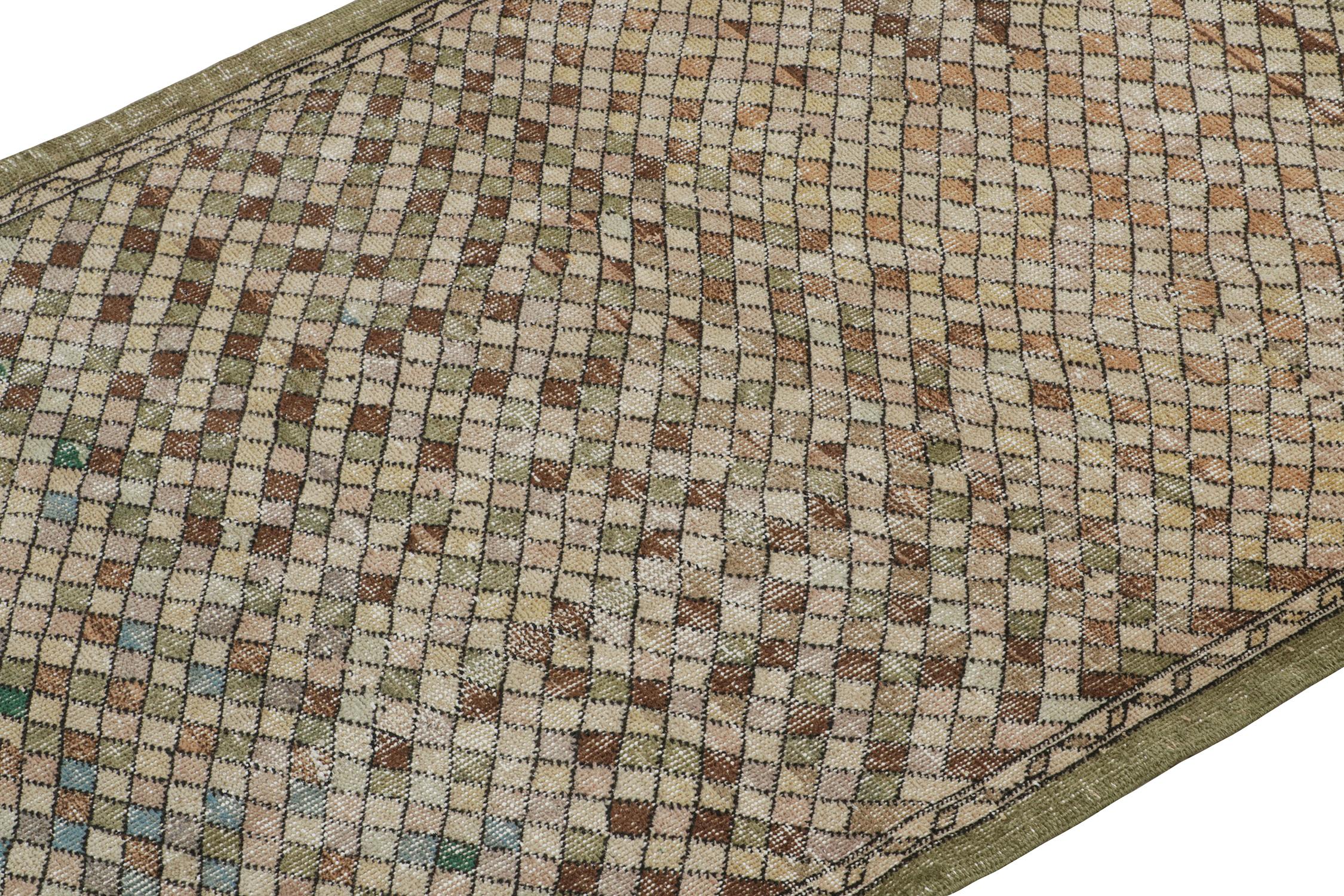  Vintage Zeki Müren Teppich in einem grünen und braunen geometrischen Muster von Rug & Kilim (Türkisch) im Angebot
