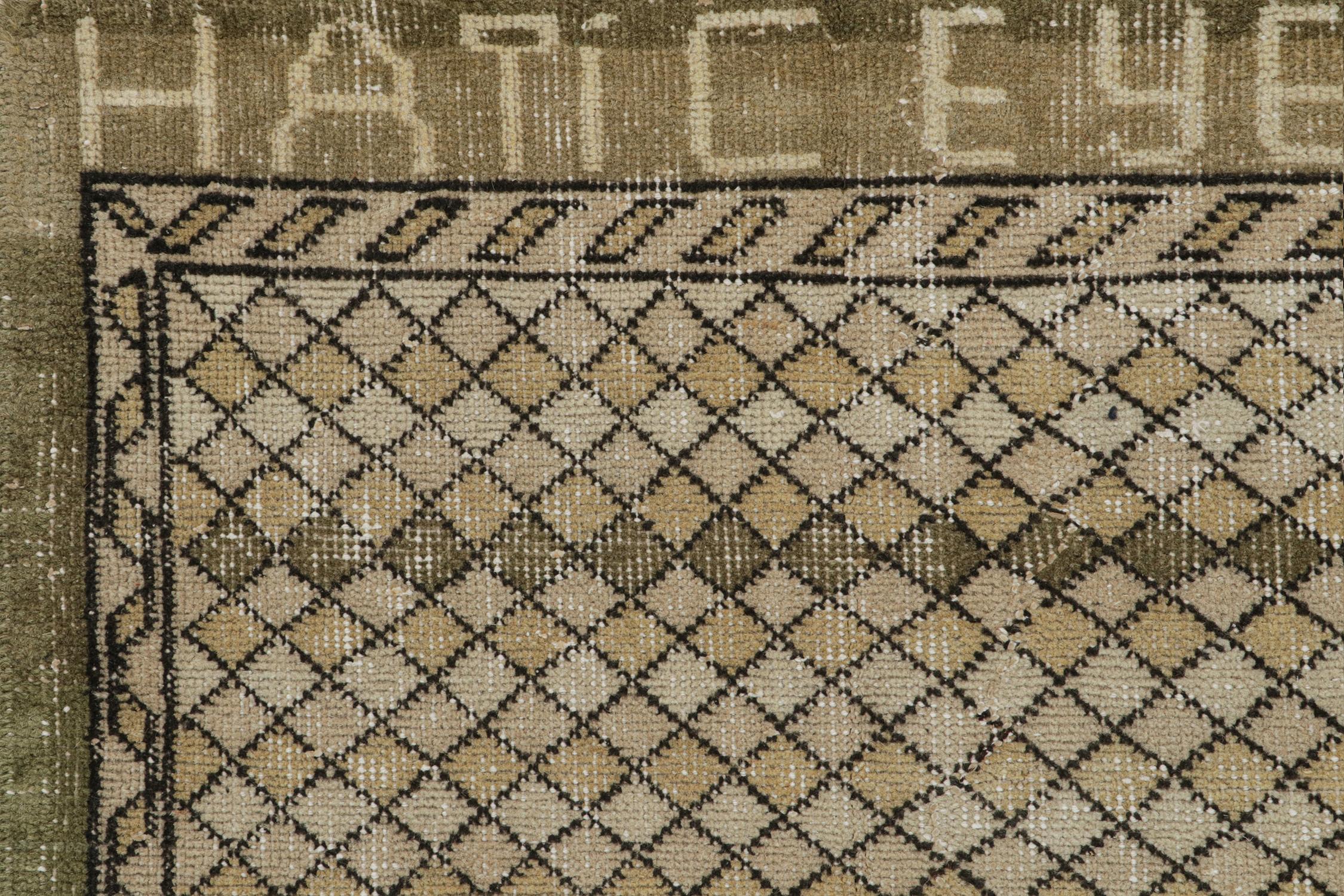  Vintage Zeki Müren Teppich in einem grünen und braunen geometrischen Muster von Rug & Kilim im Zustand „Gut“ im Angebot in Long Island City, NY