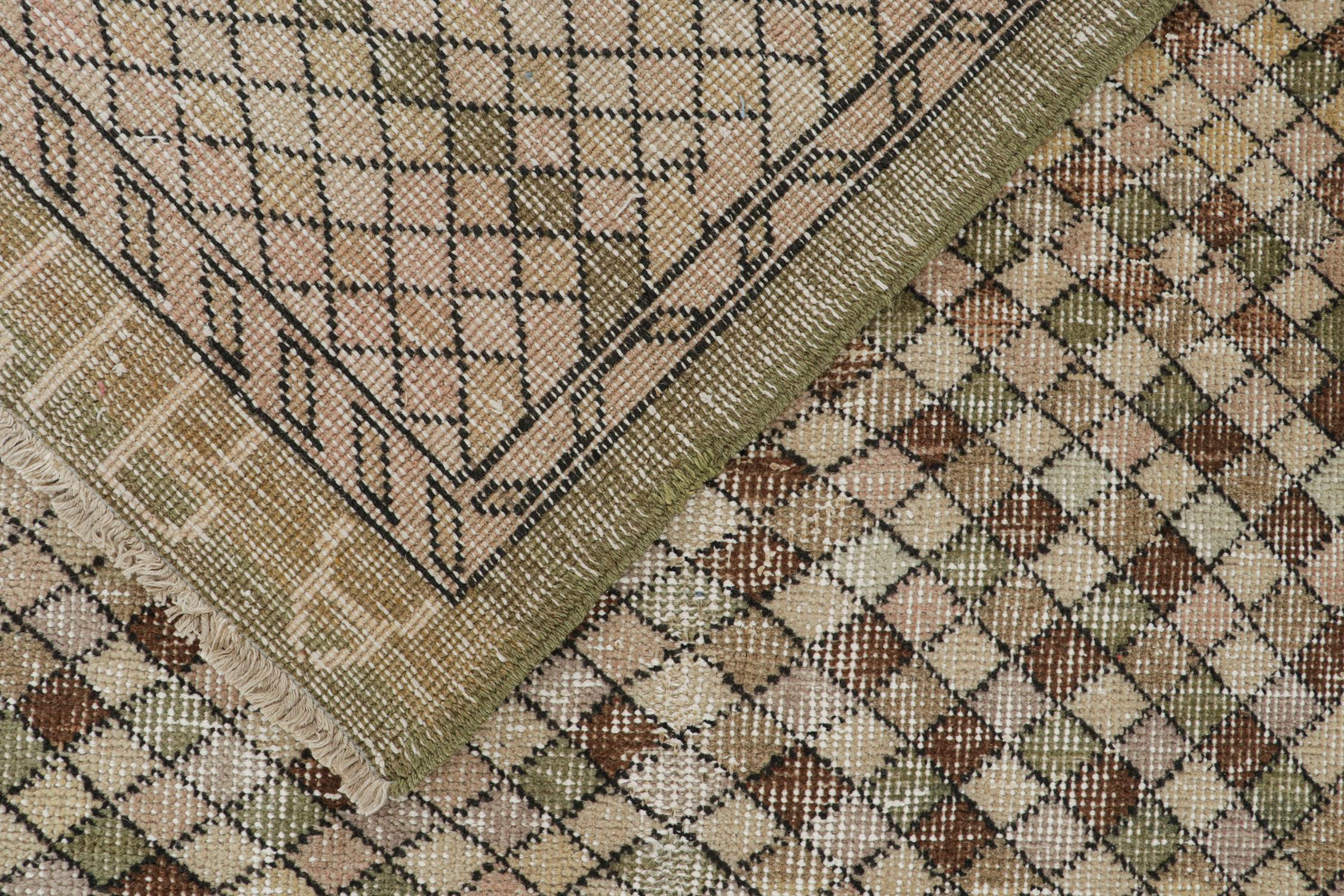  Vintage Zeki Müren Teppich in einem grünen und braunen geometrischen Muster von Rug & Kilim (Mitte des 20. Jahrhunderts) im Angebot