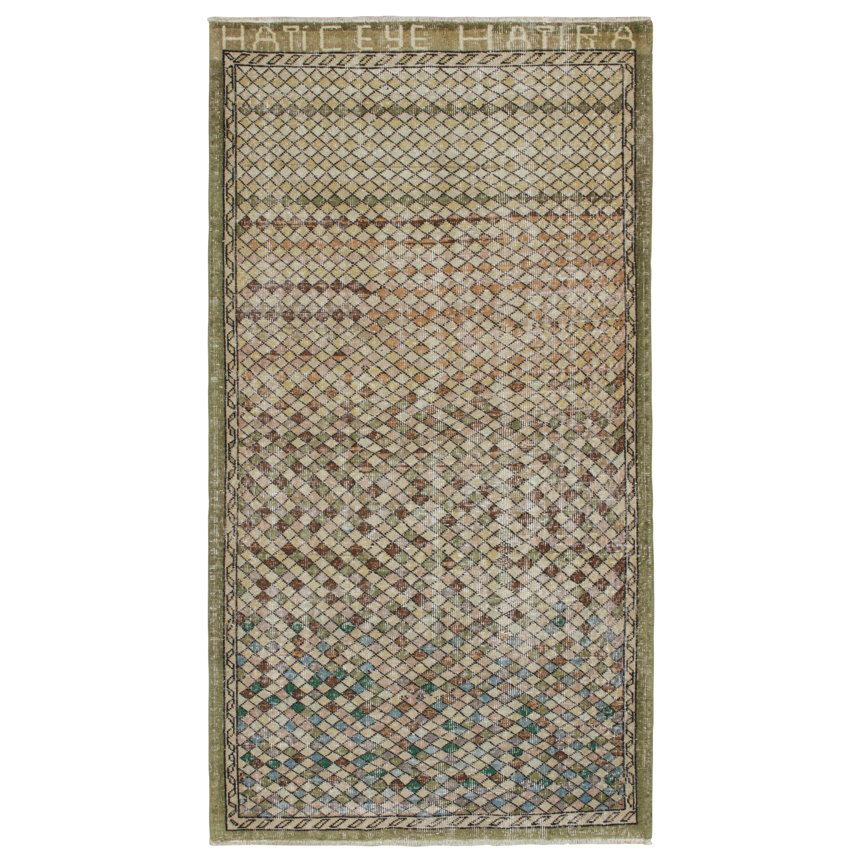 Vintage Zeki Müren Teppich in einem grünen und braunen geometrischen Muster von Rug & Kilim