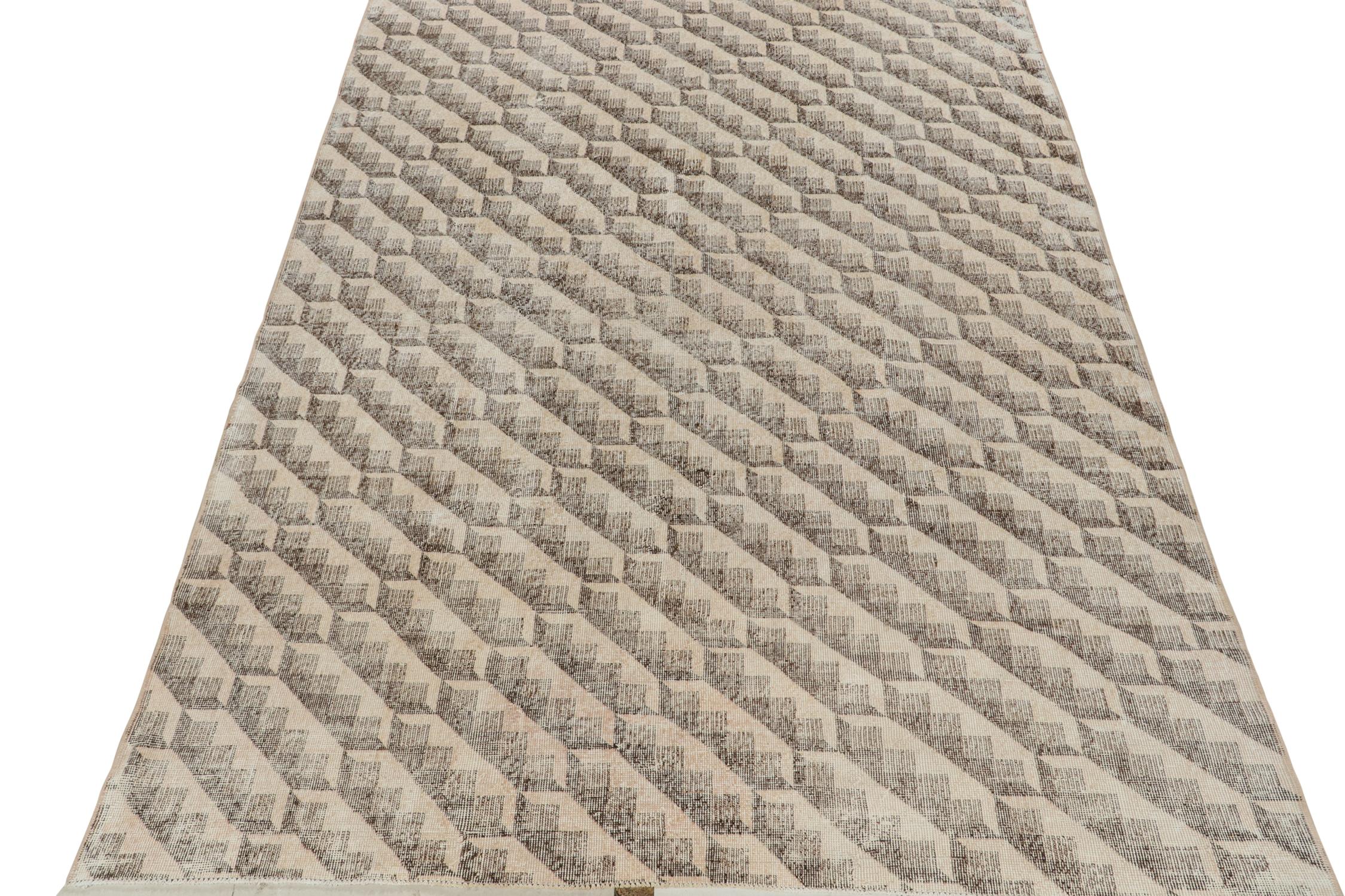 Dieser 6x9 große Vintage-Teppich ist eine neue Ergänzung der Mid-Century Pasha Collection'S von Rug & Kilim. Diese Linie ist ein Gedenken, mit seltenen Kurationen, die unserer Meinung nach von dem multidisziplinären türkischen Designer Zeki Müren