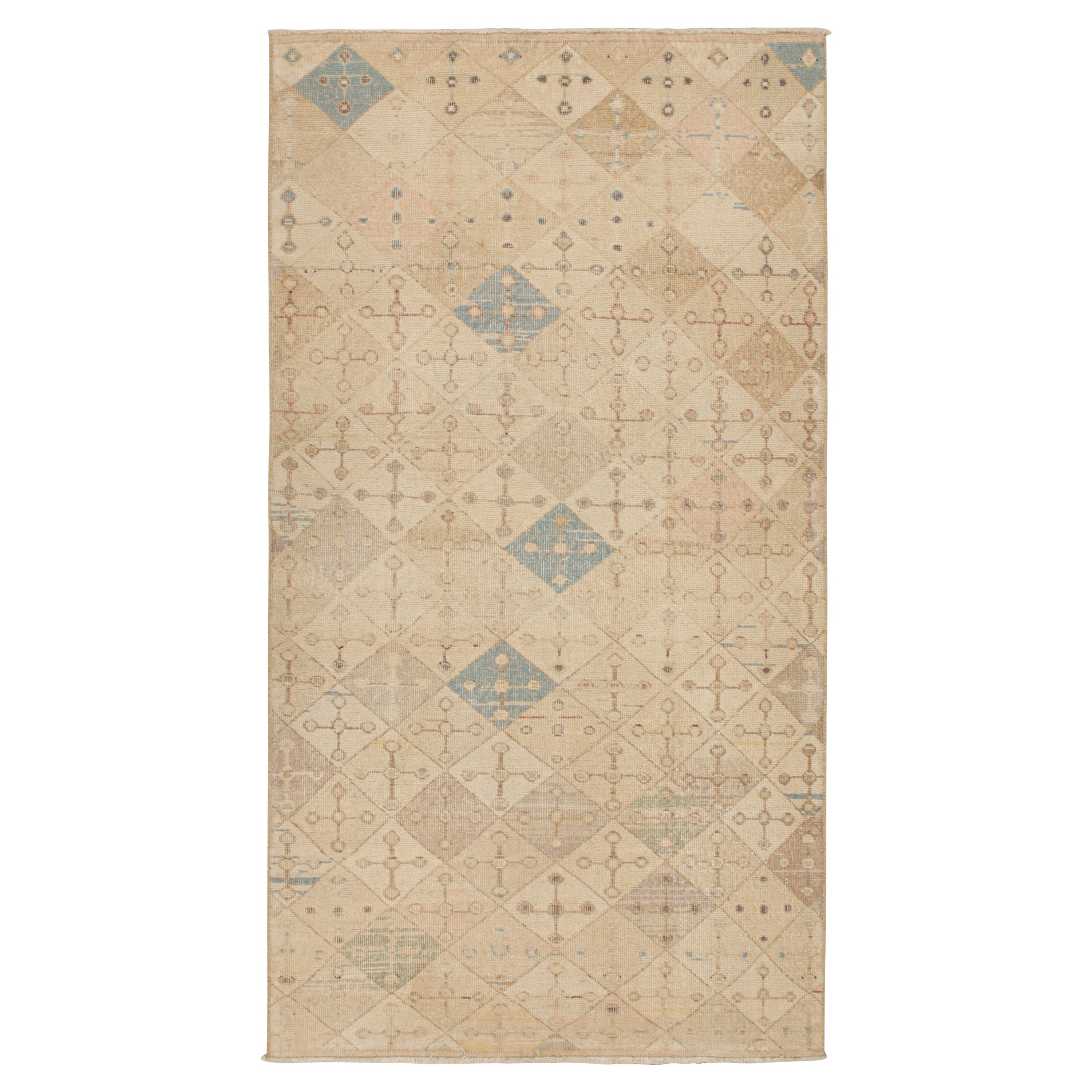 Tappeto vintage Zeki Müren con motivi geometrici beige, blu e rosa di Rug & Kilim in vendita
